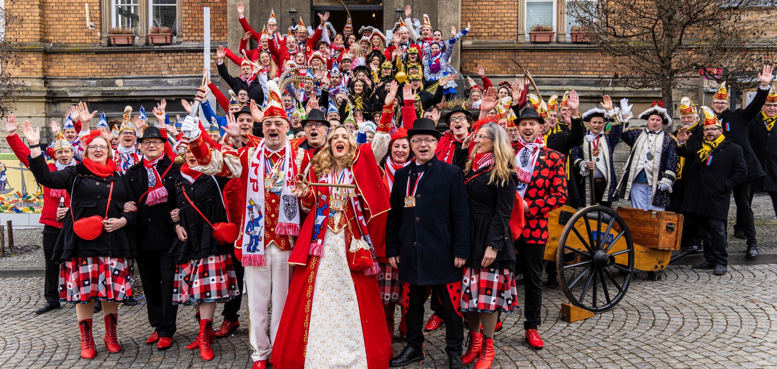 Die Vertreter der Bopparder Fastnachtsvereine waren zahlreich erschienen und bejubelten gemeinsam mit dem Prinzenpaar die närrische Machtübernahme in Boppard.