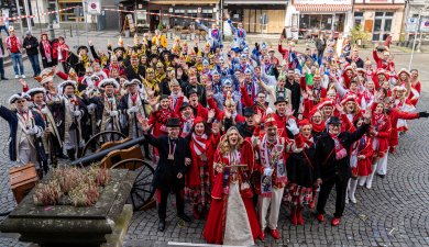 Die Vertreter der Bopparder Fastnachtsvereine waren zahlreich erschienen und bejubelten gemeinsam mit dem Prinzenpaar die närrische Machtübernahme in Boppard.