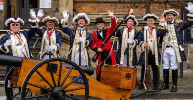 Schwerdonnerstag kurz vor 11.11 Uhr: Bürgermeister Jörg Haseneier (Mitte) und die Ranzengarde sind bereit für die Verteidigung des Alten Rathauses.