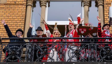 Das Prinzenpaar Prinz Markus I. und Prinzessin Anika I. mit den rot-weißen Herzen hat mit seinem Hofstaat das Alte Rathaus gestürmt und fordert von Bürgermeister Jörg Haseneier (links) den Schlüssel ein.