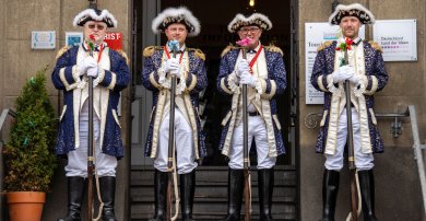 Das Bild zeigt die Ranzengarde vor dem Eingang des Alten Rathaus in Boppard.