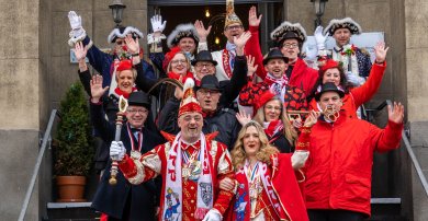 Die Vertreter der Bopparder Fastnachtsvereine waren zahlreich erschienen und bejubelten gemeinsam mit dem Prinzenpaar die närrische Machtübernahme in Boppard, wie auf dem Foto zu sehen.