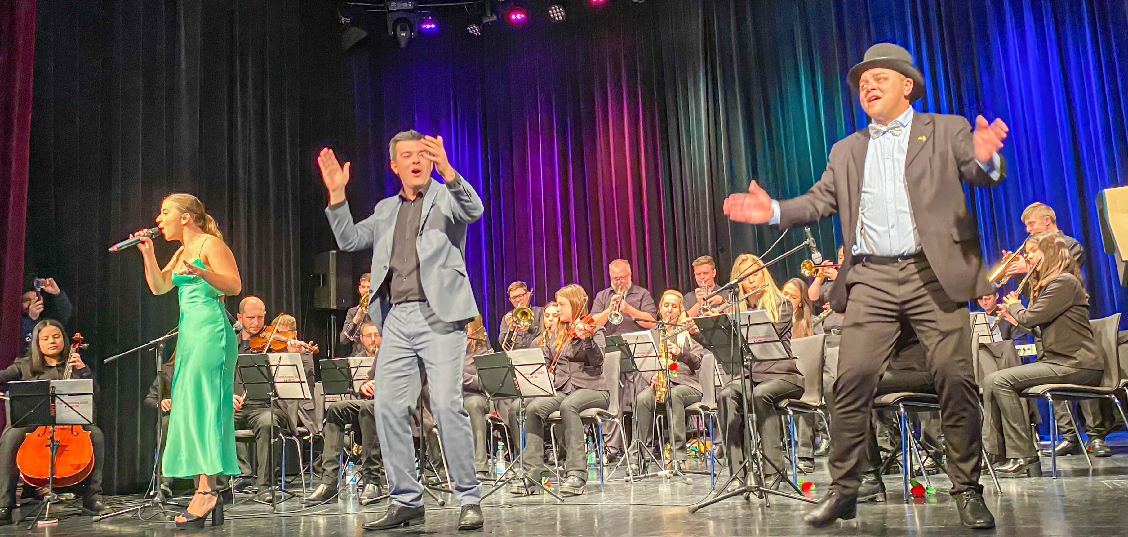 Das Orchester spielte Weltmusik bis hin zu deutschen Stimmungsliedern, bei denen das Publikum kräftig mitsang. Auf dem Foto ist die Bühne zu sehen, auf der das Orchester gerade spielt.