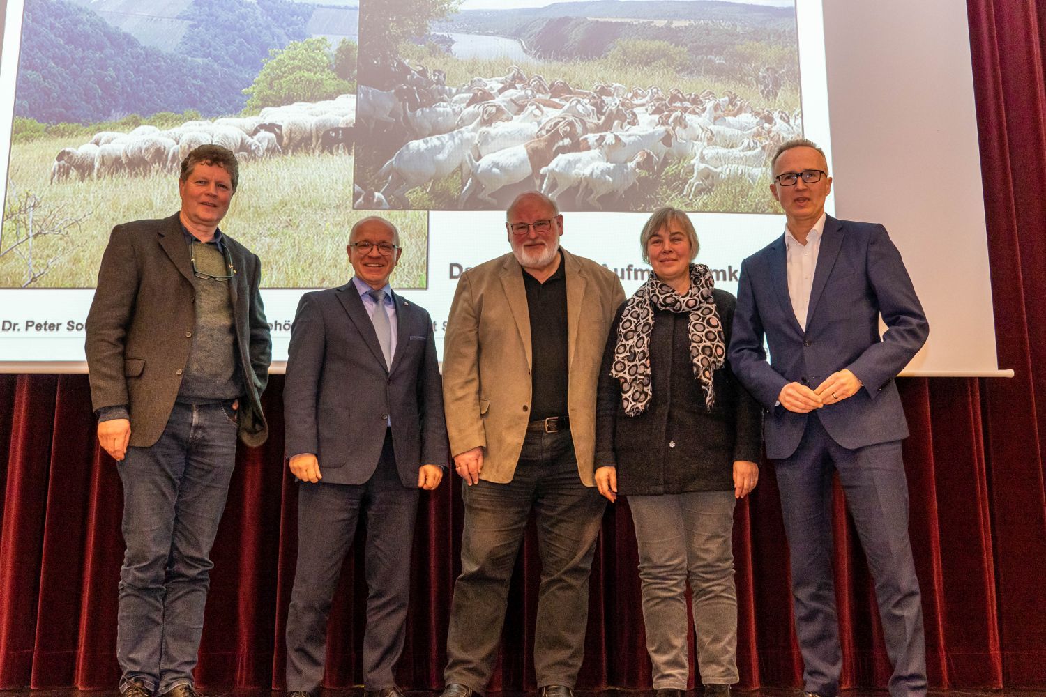 Das Gruppenbild zeigt die Behördenvertreter von SGD Nord und Umweltministerium gemeinsam mit Boppards Bürgermeister Jörg Haseneier. 