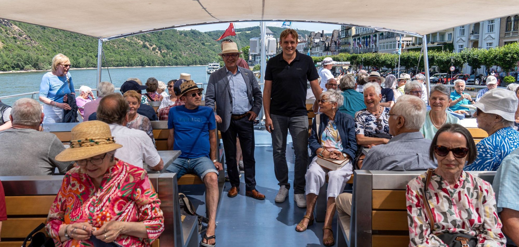 Boppards Bürgermeister Jörg Haseneier (Mitte, links) und Ortsvorsteher Niko Neuser begrüßten die Seniorinnen und Senioren aus dem Ortsbezirk Boppard. 