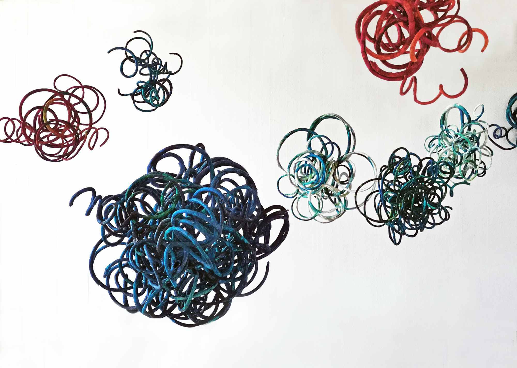 Ute Krautkremers Kunstobjekte entstehen durch eine spezielle Abgusstechnik mit Papier. 