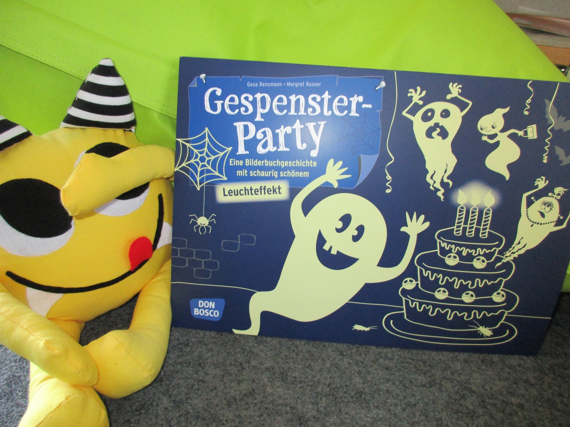 Zur nächsten Vorlesestunde in der Bücherei erwartet die kleinen Besucherinnen und Besucher die Bilderbuchgeschichte „Gespenster-Party“ mit schaurig schönem Leuchteffekt für Kinder ab drei Jahren.