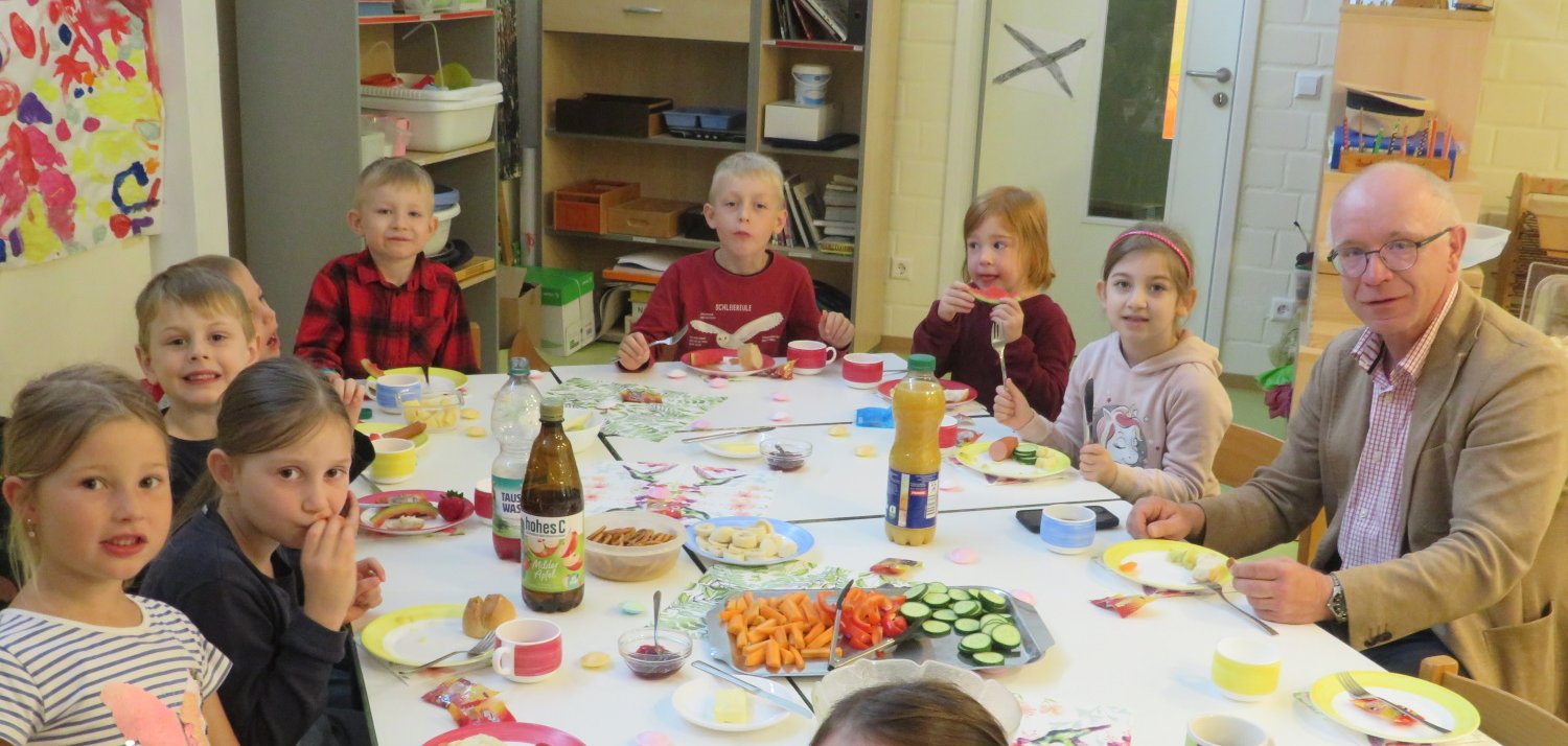 Bei einem gemeinsamen Arbeitsfrühstück gab es genug Zeit, noch einmal von den Aktivitäten des Kinderparlamentes im vergangenen Jahr zu erzählen.
