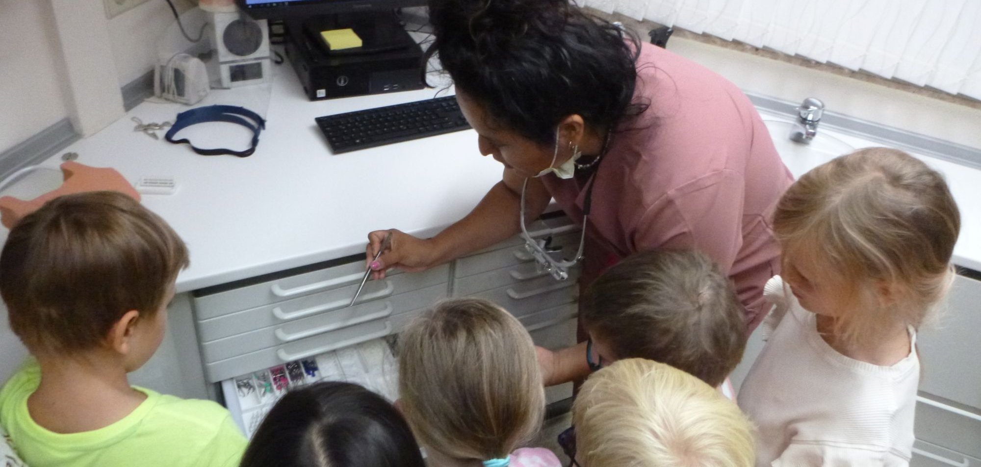Dr. Klossok-Niethammer erklärte sehr kindgerecht und demonstrierte einige Arbeitsschritte einer Behandlung, um den Kindern die Angst vor dem Zahnarztbesuch zu nehmen.