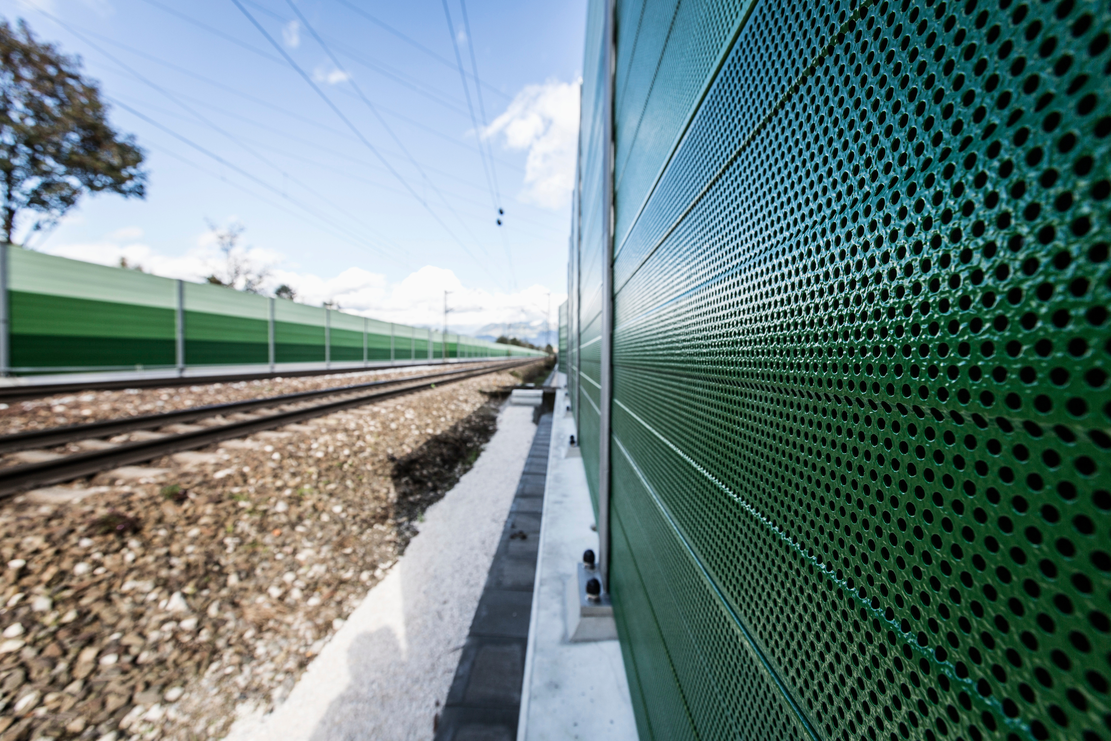 Lärmschutzwände an einer zweigleisigen Strecke