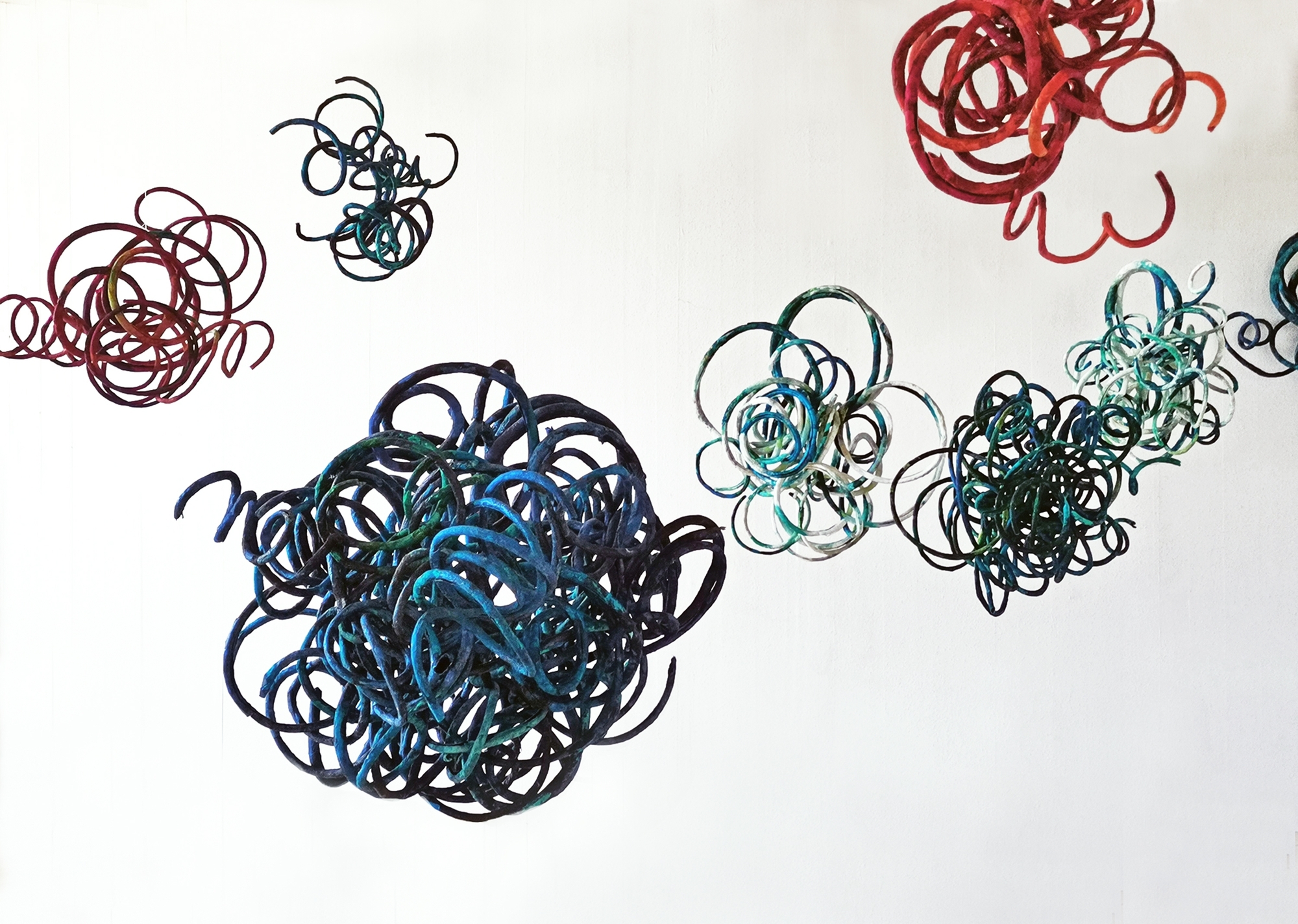 Den Schwerpunkt der im Museum Boppard gezeigten Arbeiten bildet die Auseinandersetzung mit Spuren der Veränderung und Auflösung durch Zeit, Natur und menschliche Eingriffe.