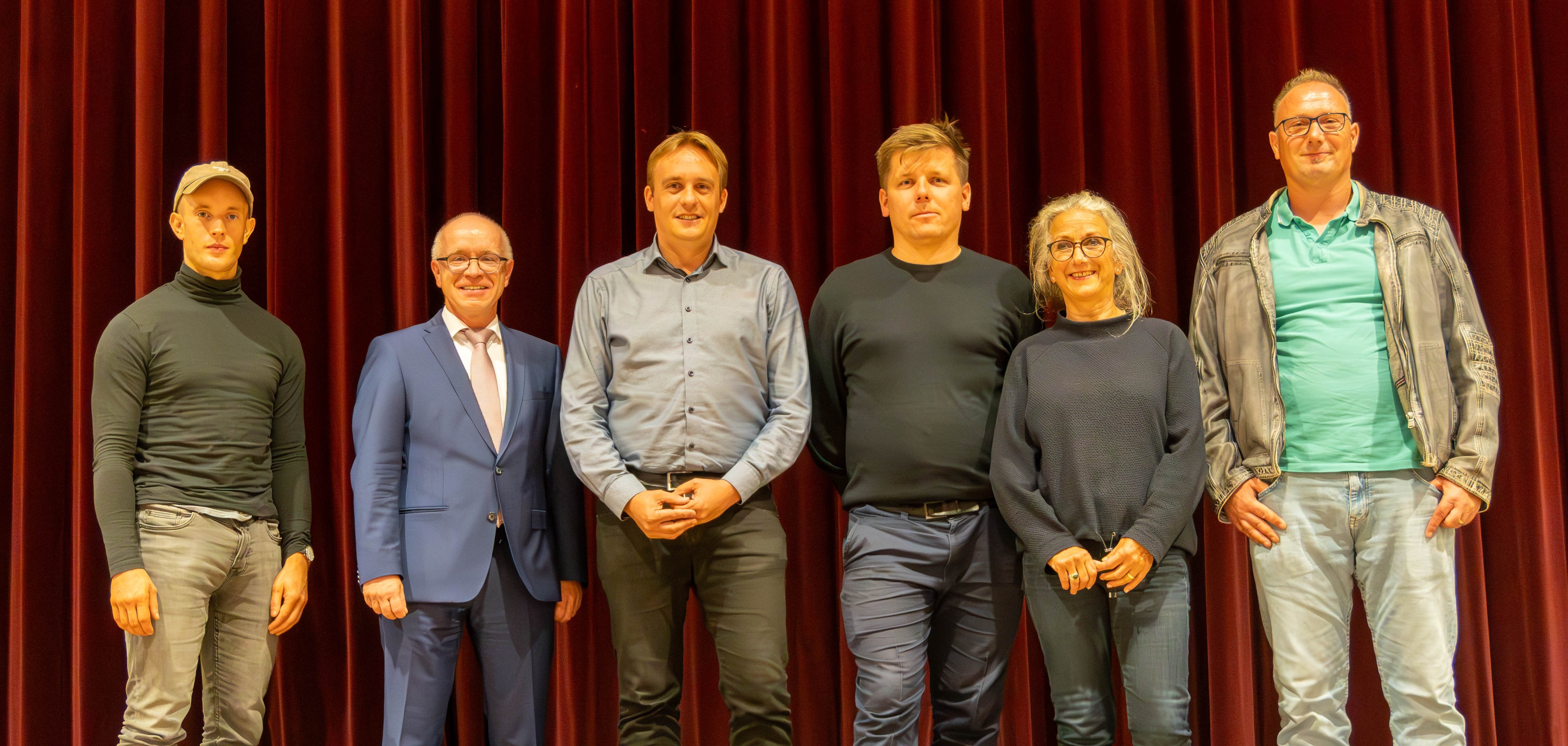 Bei der Einwohnerversammlung zur Neugestaltung der Bopparder Rheinallee informierten (von links): Antonius Zwirner, Projektleitung Franz Reschke Landschaftsarchitektur GmbH, Bürgermeister Jörg Haseneier, Niko Neuser, Ortsvorsteher Boppard, Franz Reschke, Projektleitung/Geschäftsführung Franz Reschke Landschaftsarchitektur GmbH, Ulrike Kirchner (Moderation), Professorin für Raum- und Umweltmanagement Hochschule Koblenz und Landschaftsarchitektin, Thomas Hans Zillhardt, Sachverständiger für Baumkontrolle und Baumpflege. 