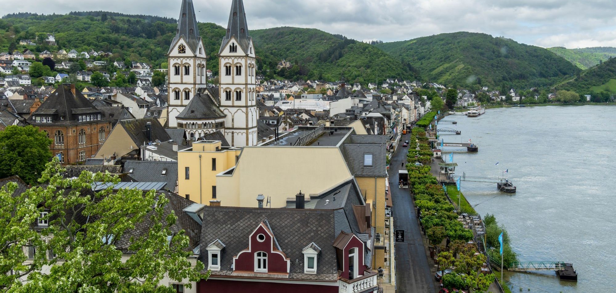 Die Bopparder Rheinallee soll mit Blick auf die Bundesgartenschau auf einer Länge von rund 1,2 Kilometern neugestaltet werden – von der Einmündung der Kaiser-Friedrich-Straße bis zur Einmündung der Kaiser-Otto-Straße. Die Vorplanung wird am Dienstag, 11. Juli 2023, den Bürgerinnen und Bürgern vorgestellt. 
