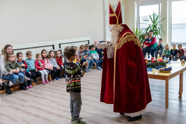Der Nikolaus hatte für jedes Kind ein Geschenk dabei.  