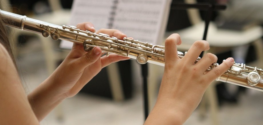 Ein Kind spielt Querflöte.