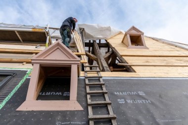 Die ersten beiden Gauben auf dem Dach des Karmelitergebäudes sind montiert. Noch ist die Dachunterdeckung geschlossen, um das Gebäude zu schützen. In einem späteren Schritt wird der Ausschnitt für die Gauben geschaffen. 