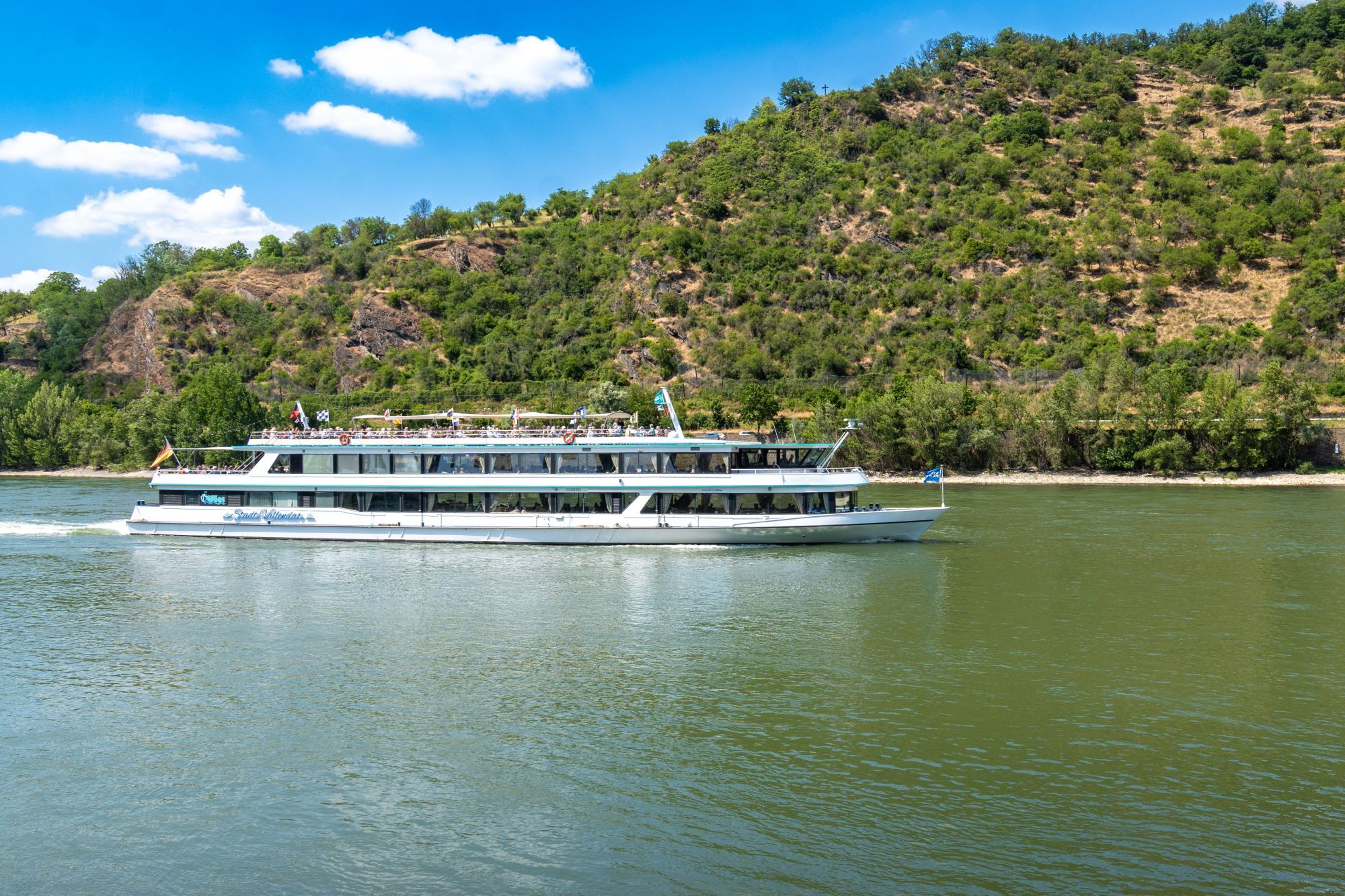 So, wie für die Gäste auf diesem Foto, geht es auch für die Teilnehmerinnen und Teilnehmer der "Schwimmenden Weinprobe 2023" in Boppard aufs Schiff. Der Kartenvorverkauf für die Veranstaltung startet am Dienstag, 1. August 2023. 