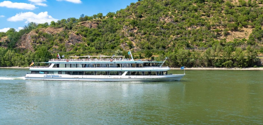 So, wie für die Gäste auf diesem Foto, geht es auch für die Teilnehmerinnen und Teilnehmer der "Schwimmenden Weinprobe 2023" in Boppard aufs Schiff. Der Kartenvorverkauf für die Veranstaltung startet am Dienstag, 1. August 2023. 