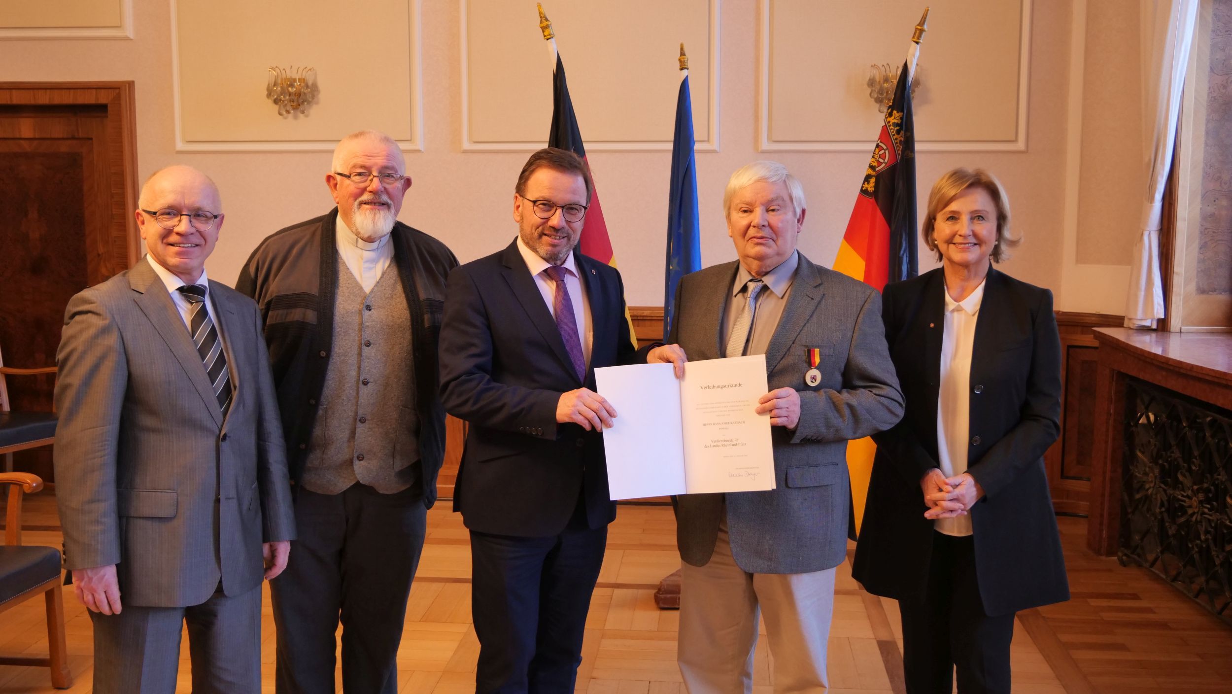 Bei der Verleihung der Landesverdienstmedaille waren mit dabei (von links):  Boppards Bürgermeister Jörg Haseneier, Dechant Herrmann-Josef Ludwig, Wolfgang Treis, Josef Karbach und die Erste Beigeordnete des Rhein-Hunsrück-Kreises, Rita-Lanius-Heck.
