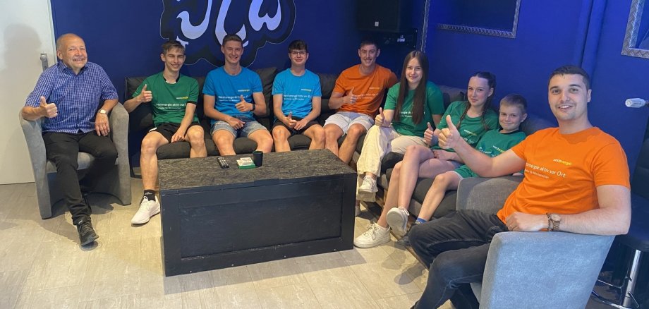 Der neue Jugendraum in Weiler bei Boppard wird rege genutzt. Die Jugendlichen treffen sich hier zahlreich und regelmäßig. Ortsvorsteher Andreas Mayer (links) und Projektpate Florian Schmidt (rechts) treffen sich nach erfolgreicher Renovierung mit den Jugendlichen im neuen Jugendraum.