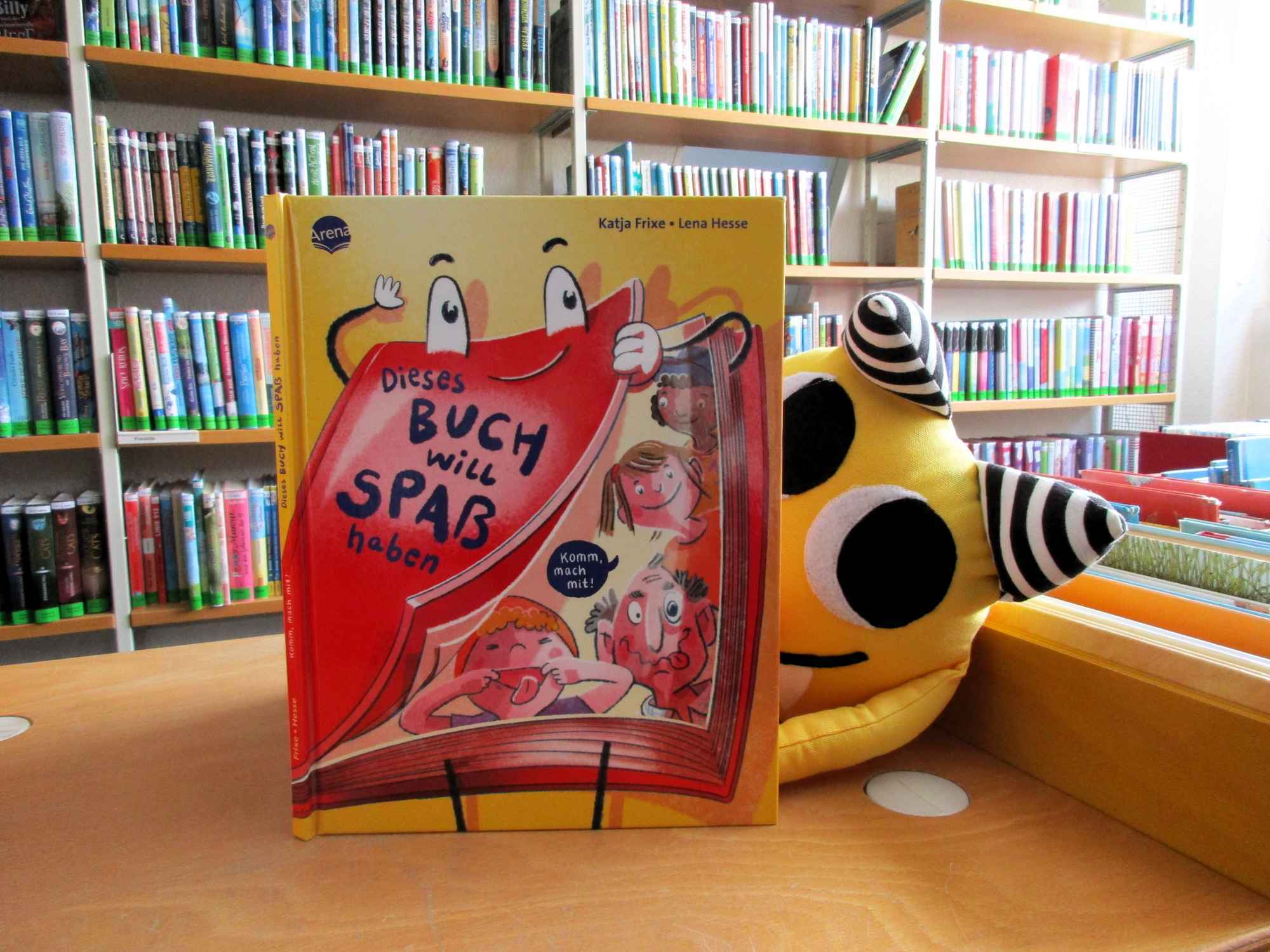 Dieses Buch will Spaß haben: Die Stadtbücherei Boppard lädt zur nächsten Vorlesestunde ein. Diesmal erwartet die kleinen Besucherinnen und Besucher am Montag, 25. September, von 15:30 bis 16:15 Uhr eine interaktive Geschichte für Kinder ab drei Jahren. 