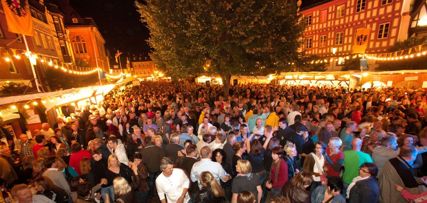 Winzer, Hoteliers und Gastronomen laden Besucher aus nah und fern zum frohen Weinmarkttreiben an zwei aufeinanderfolgenden Wochenenden auf den Bopparder Marktplatz ein. 