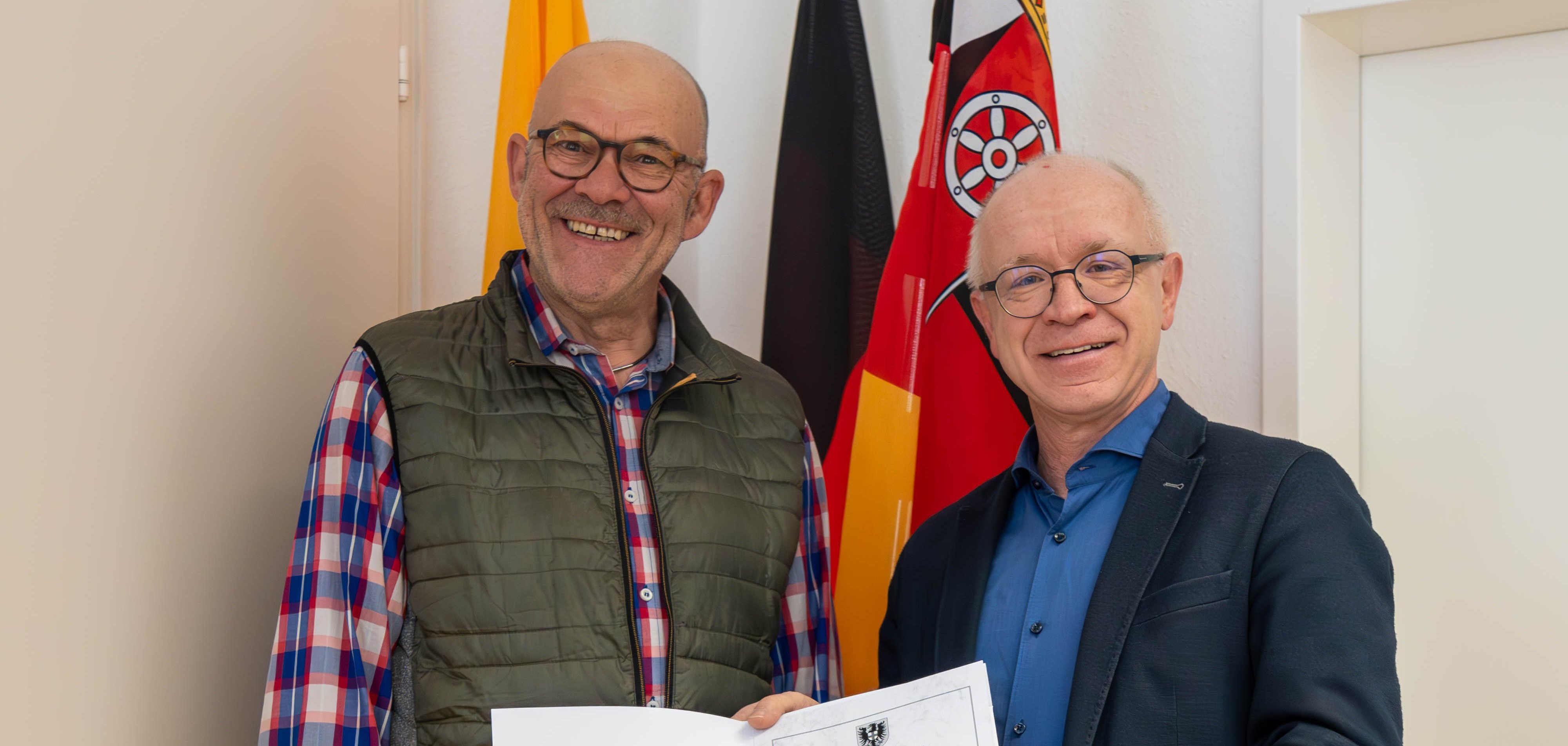 Zum Dank für 25 Jahre im Dienst der Stadt Boppard überreicht Bürgermeister Jörg Haseneier (rechts) Martin Krüger eine Urkunde der Stadt Boppard. 
