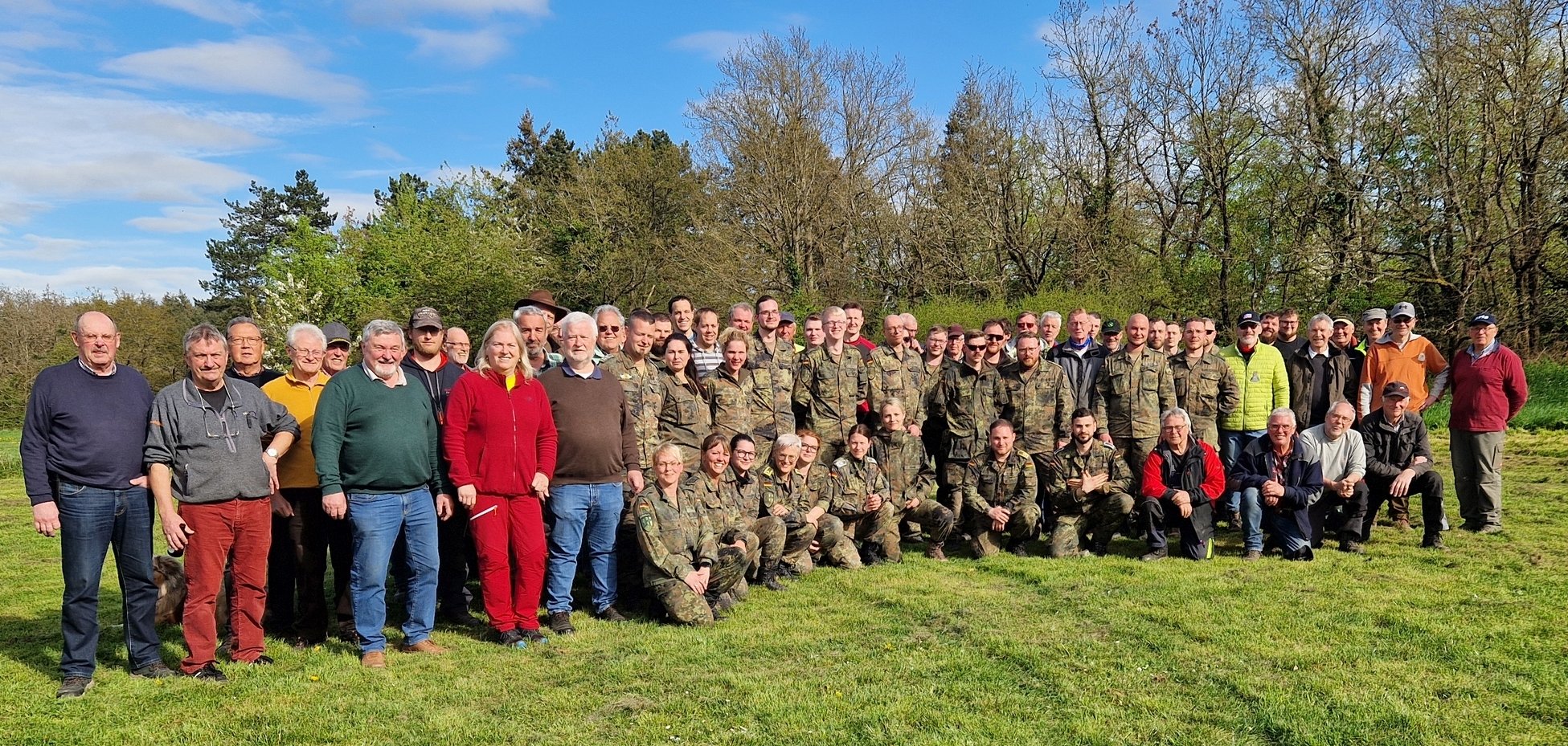 45 Helferinnen und Helfer aus den Ortsbezirken Oppenhausen/Hübingen, Herschwiesen/Windhausen und Udenhausen wurden zum "Tag des Wassers" unterstützt von 30 freiwilligen Soldatinnen und Soldaten der 9. Kompanie des Sanitätsregimentes 2 aus der Falckensteinkaserne. Sie verbrachten den Tag auf den Traumschleifen „Ehrbachklamm“ und „Hasenkammer“ und machten die beliebten Wanderwege fit für die Saison.
