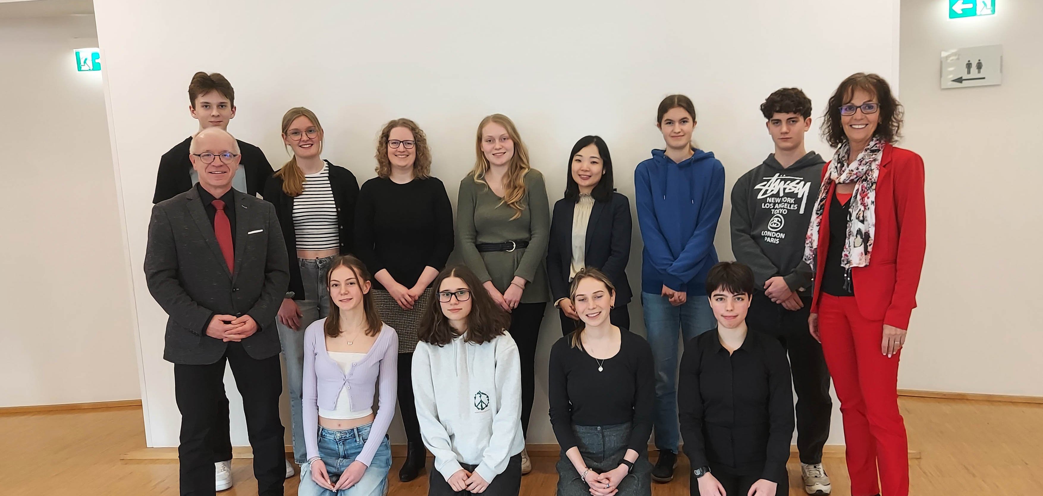 Die Bopparder Jugenddelegation bereitet sich derzeit intensiv auf ihren Besuch in der japanischen Partnerstadt Ome vor. Zehn junge Bopparderinnen und Bopparder besuchen zu Pfingsten gemeinsam mit Boppards Bürgermeister und Delegationsleiter Jörg Haseneier (links) und Mitarbeiterin Martina Weirich (rechts) das Land der aufgehenden Sonne. Im japanischen Generalkonsulat in Frankfurt vermittelte Vizekonsulin Kotoe Otsuka (hinten, 4. von rechts) wichtige Grundlagen aus dem Leben und Alltag in Japan, wie den Fersensitz „Seiza“ (vordere Reihe). Dies ist eine traditionelle japanische Sitzhaltung und in Japan eine sehr häufig verwendete Sitzweise. 