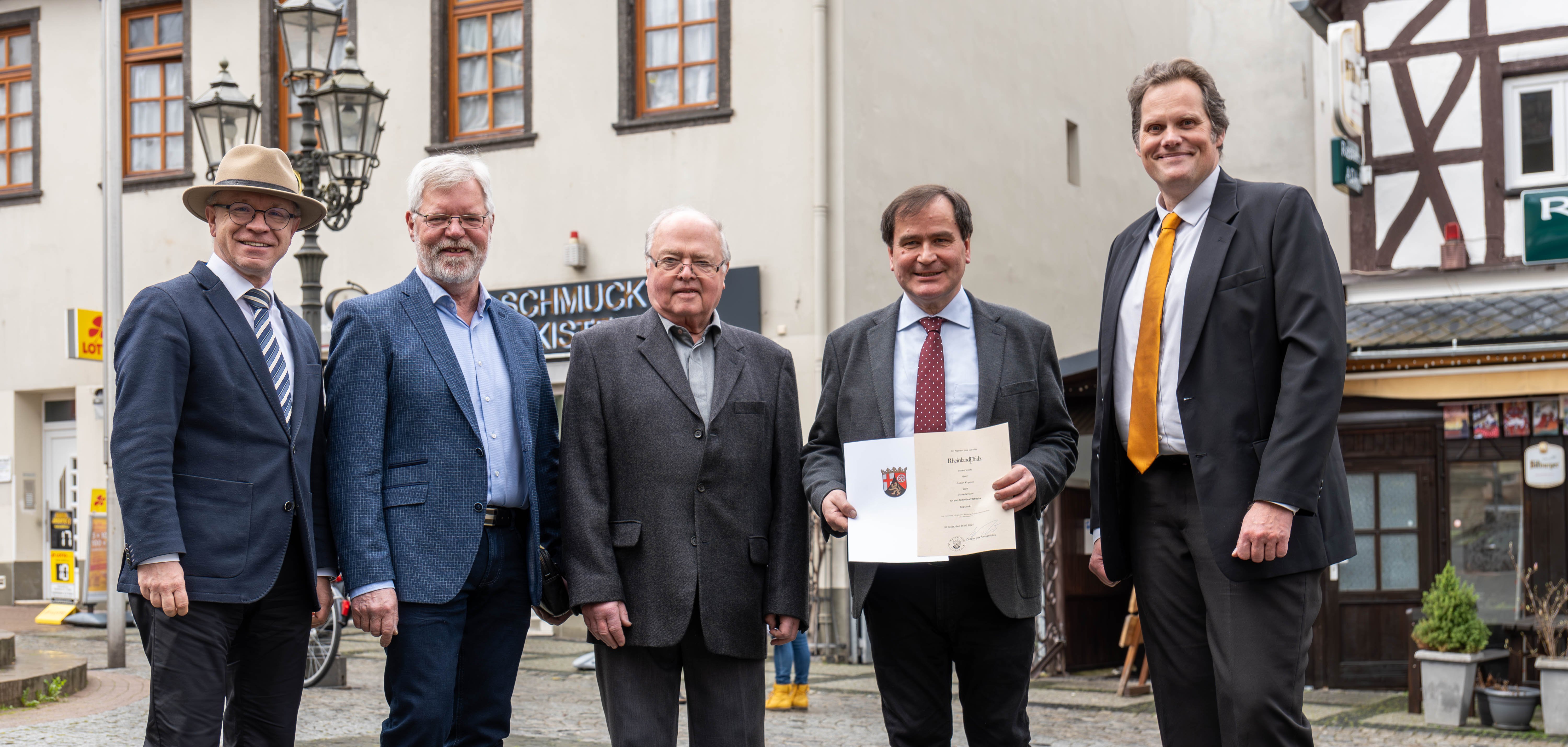 Schlichten statt Richten: Mit der Ernennung von Robert Kuppek (2. von rechts) zum Schiedsmann für den Schiedsamtsbezirk Boppard I (Ortsbezirk Boppard) ist das Team der Bopparder Schiedsleute wieder komplett. Robert Kuppek wurde vom Direktor des Amtsgerichts St. Goar, Matthias Teriet (rechts), ernannt. Mit dabei waren Boppards Bürgermeister Jörg Haseneier (links) sowie die Schiedsmänner Klaus Behrendt (2. von links, Boppard III) und Herbert Greiss (Mitte, Boppard II). 
