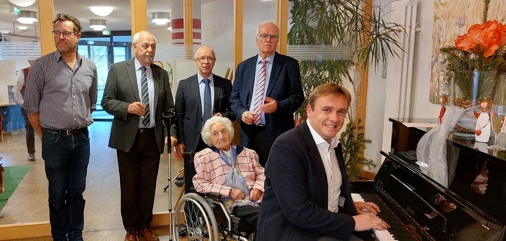 Es gratulierten Agnes Sievering zu ihrem 105. Geburtstag (von links): Richard Vogel, Ortsvorsteher St. Goar, Dieter Sievering, Boppards Bürgermeister Jörg Haseneier, Kreisbeigeordneter Dietmar Tuldi und der Bopparder Ortsvorsteher Niko Neuser. 