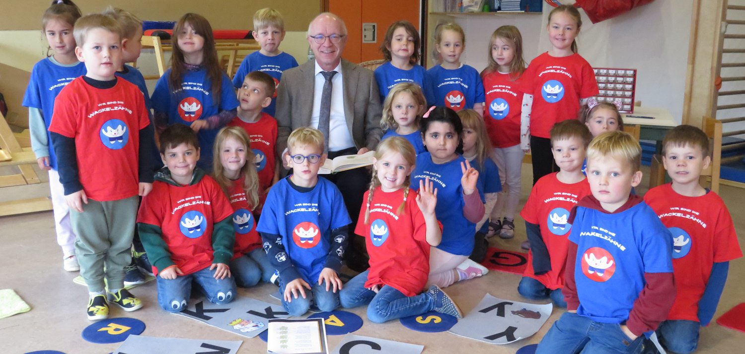 Boppards Bürgermeister Jörg Haseneier ließ es sich nicht nehmen, auch in diesem Jahr wieder eine Stunde lang den Wackelzähnen vorzulesen. 