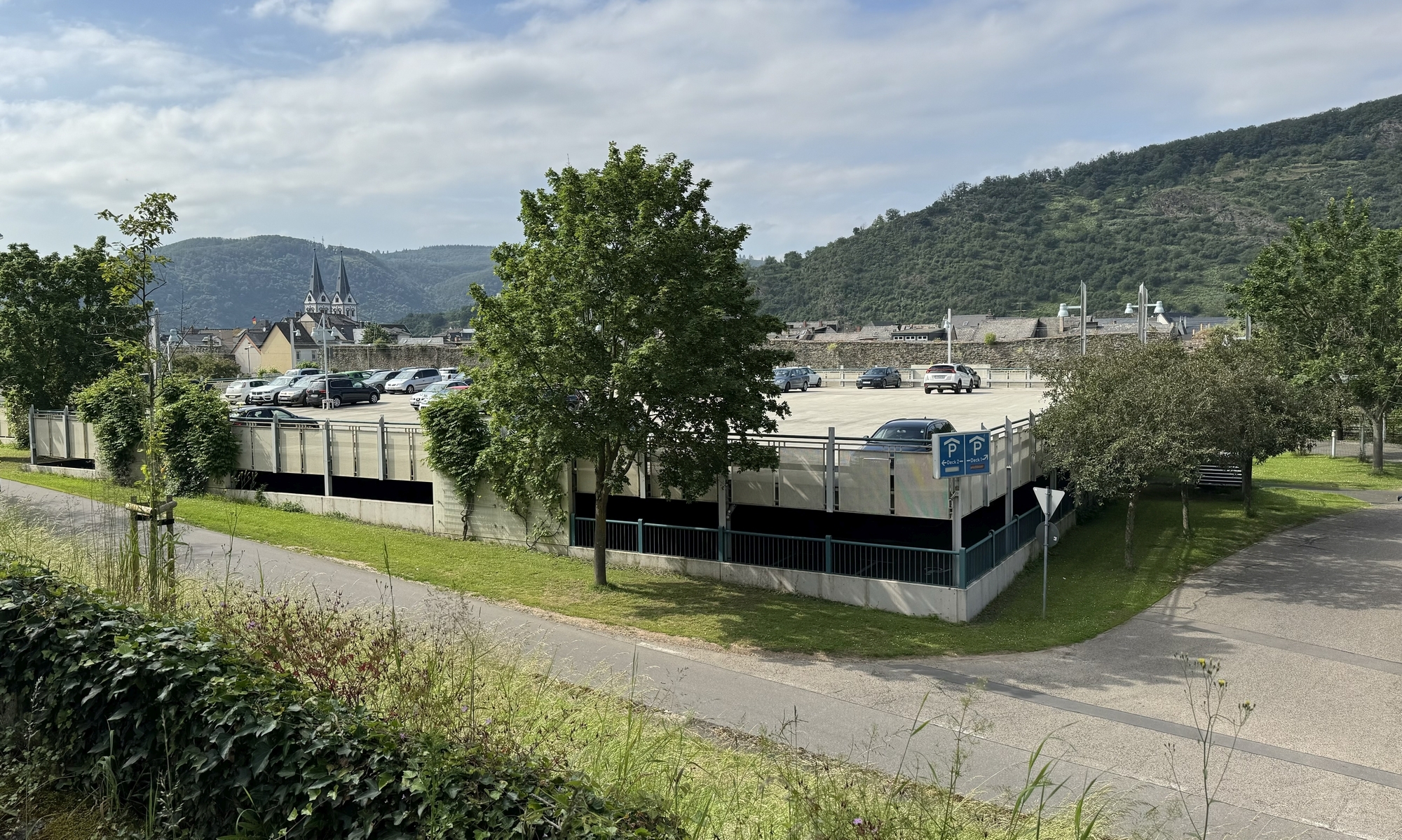 Auf der oberen Ebene des City-Parkdecks (Parkdeck Marienberg) werden am Donnerstag, 6. Juni 2024, die Sanierungsarbeiten des Oberflächenbelags fortgesetzt. Während der Sanierungsarbeiten ist ein Teil der Parkplätze nicht verfügbar. 