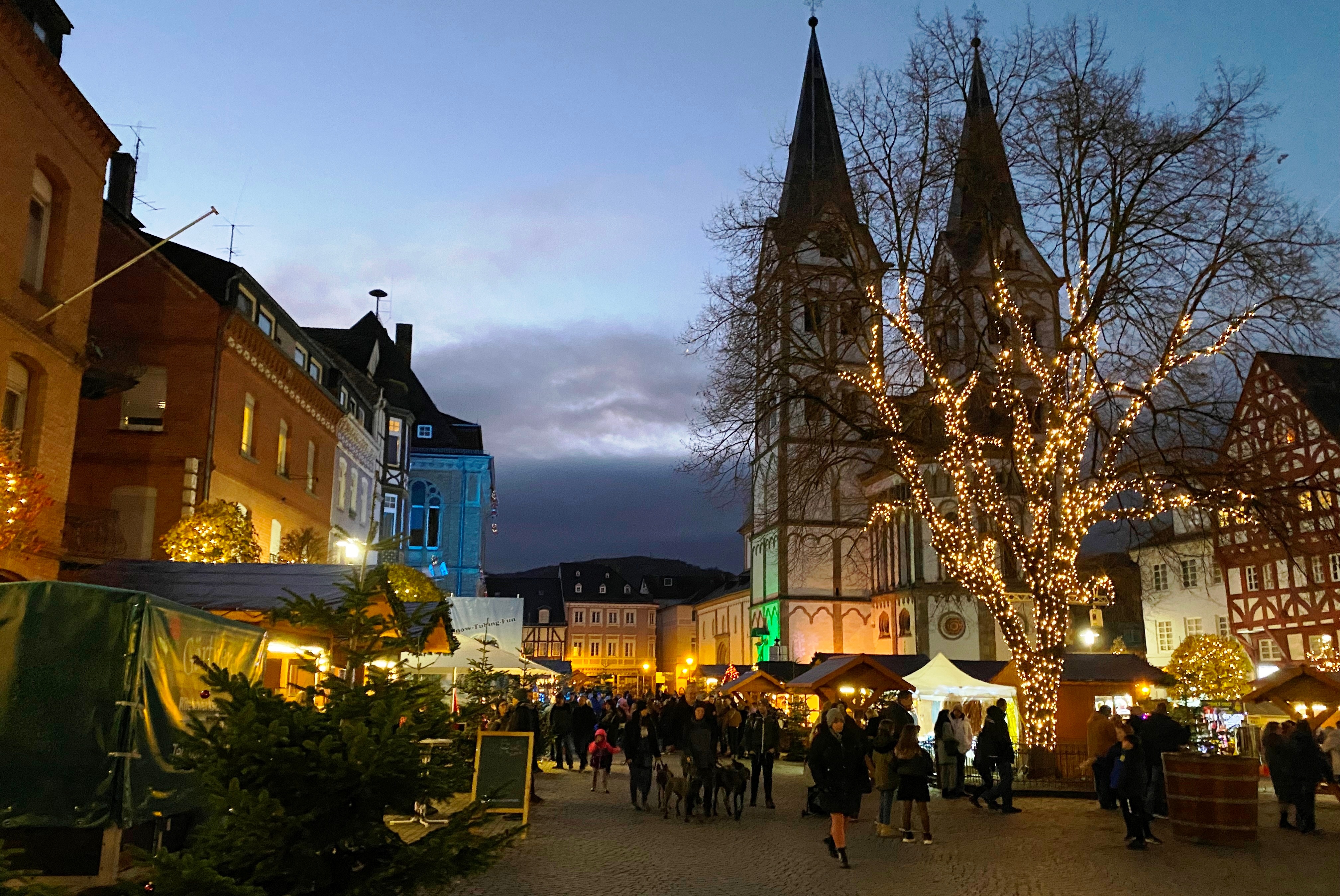 Wir laden alle herzlich ein, das zweite Bopparder Weihnachtsmarkt-Wochenende zu besuchen und die festliche Atmosphäre zu genießen!