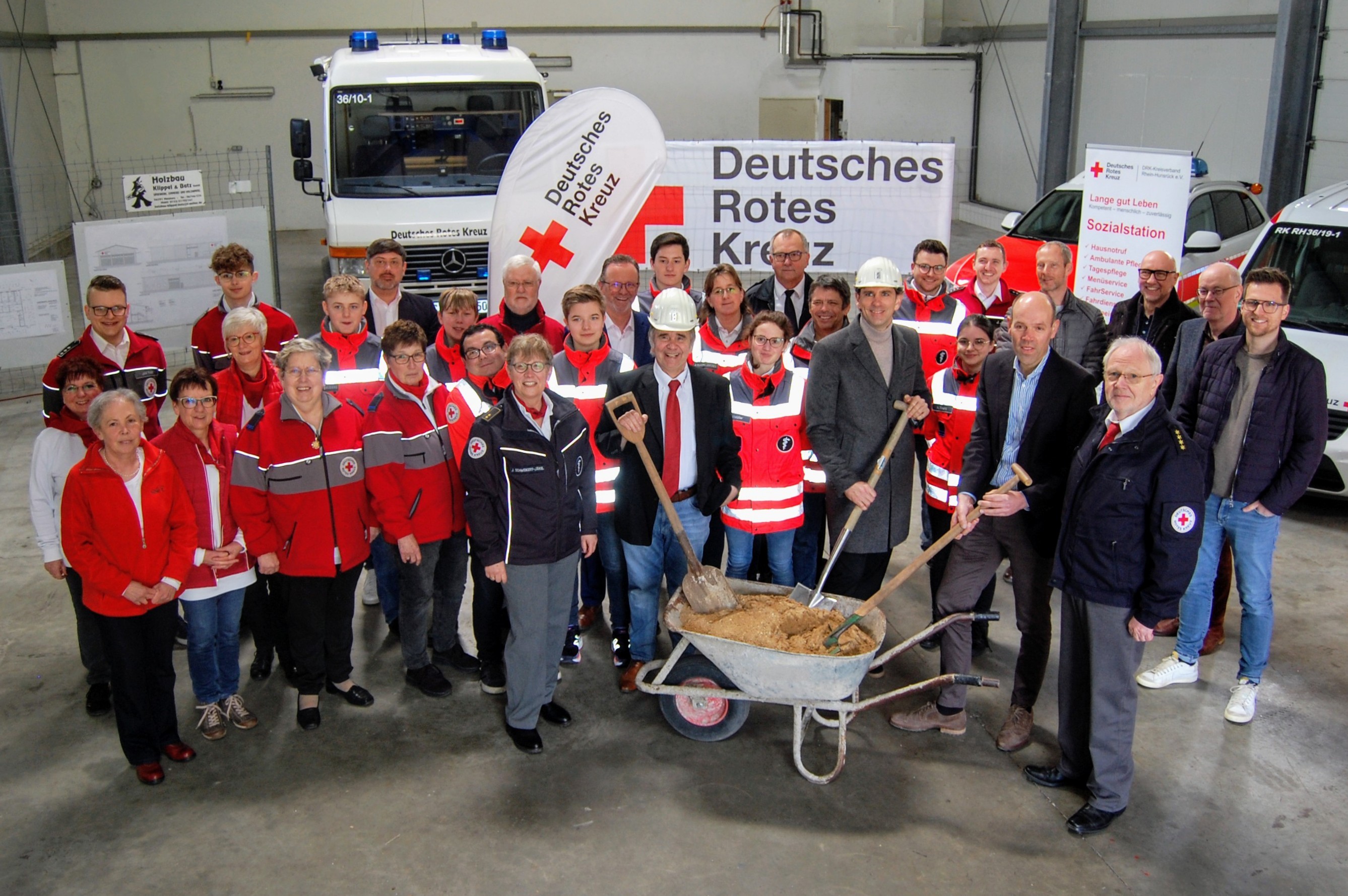 Kürzlich erfolgte der Spatenstich für den Umbau einer Lagerhalle für das DRK und den Katastrophenschutz des Rhein-Hunsrück-Kreises im Bopparder Ortsbezirk Bad Salzig. 