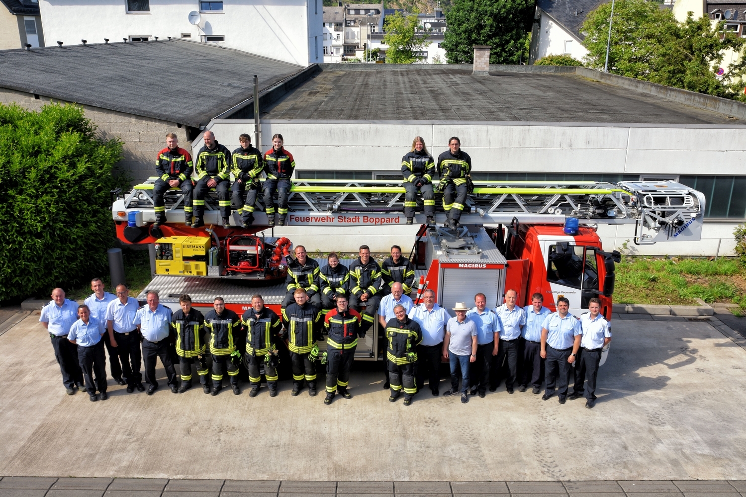 Bestanden: Die Feuerwehr Boppard freut sich über Verstärkung. Alle 17 Teilnehmerinnen und Teilnehmer haben den Grundausbildungslehrgang erfolgreich absolviert und dürfen sich ab sofort Feuerwehrmann oder Feuerwehrfrau nennen. Boppards Bürgermeister Jörg Haseneier (vorne, 6. von rechts) überreichte ihnen die Ernennungsurkunden. 