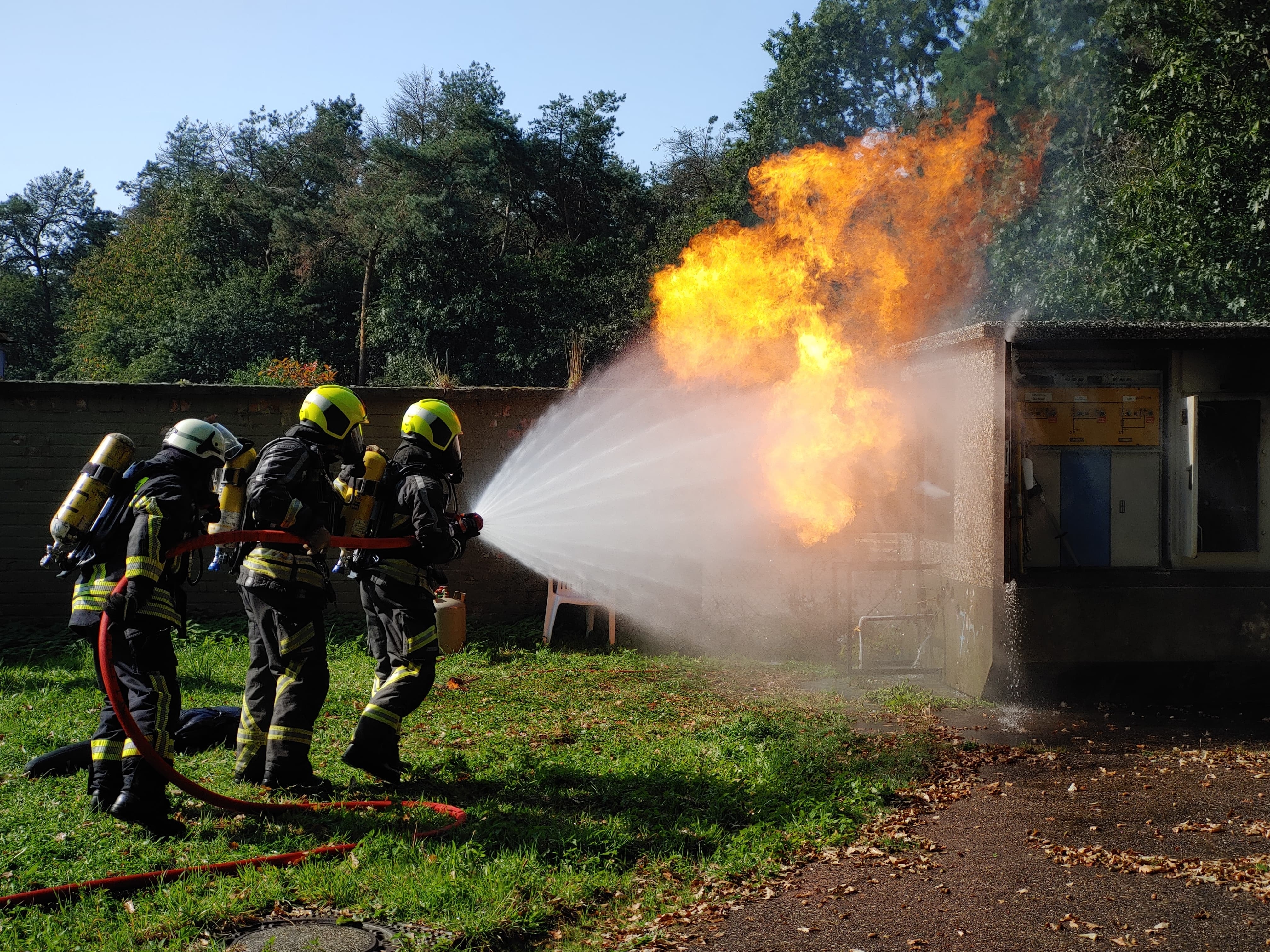 Die Feuerwehrkräfte aus Boppard trainierten die Brandbekämpfung an einer Trafostation. 