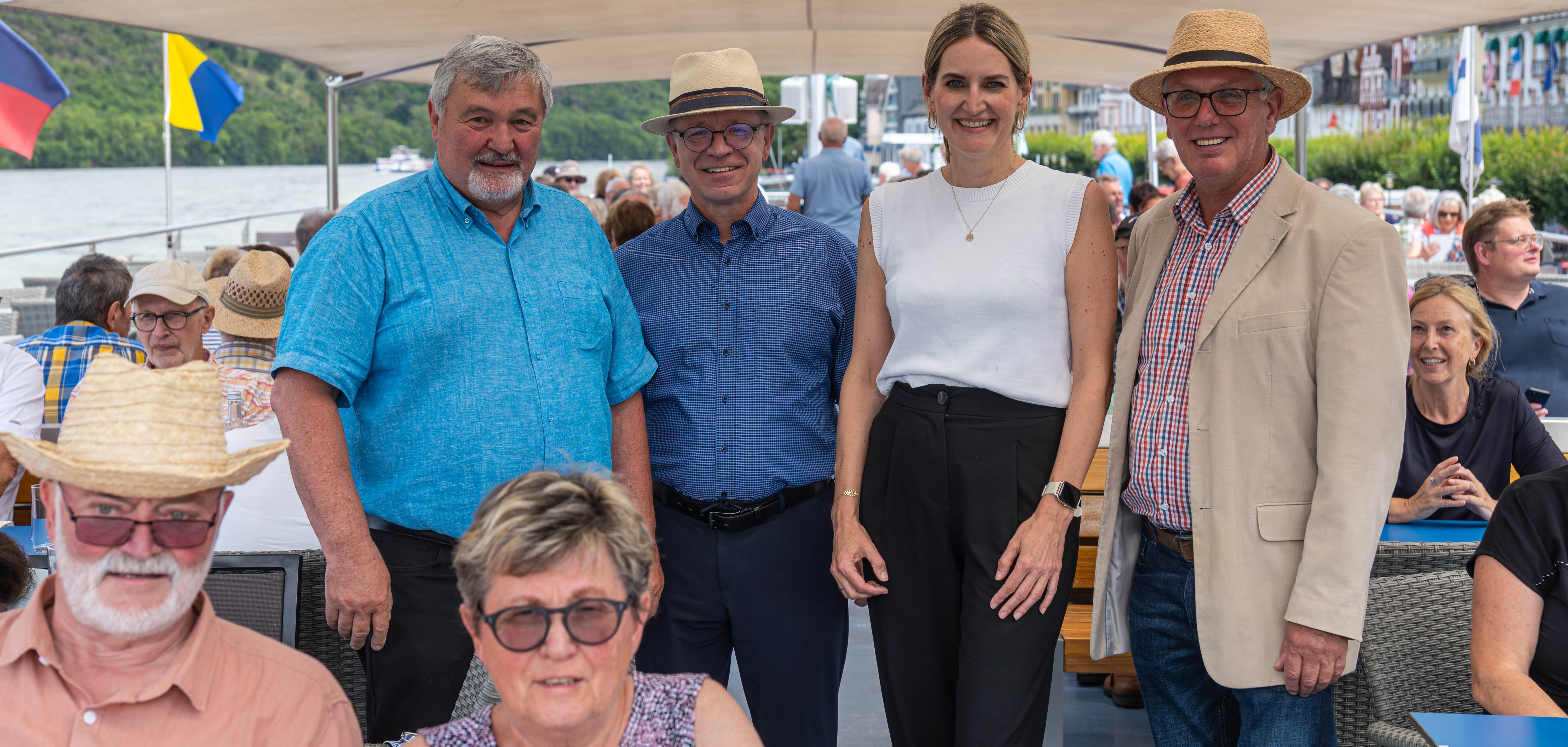 Boppards Bürgermeister Jörg Haseneier (2. von links) begrüßte gemeinsam mit (von links) Jürgen Poersch, Ortsvorsteher von Oppenhausen, Sandra Porz, Ortsvorsteherin von Udenhausen, und Herbert Schaefer, Ortsvorsteher von Herschwiesen, die Seniorinnen und Senioren aus dem Niederkirchspiel. 