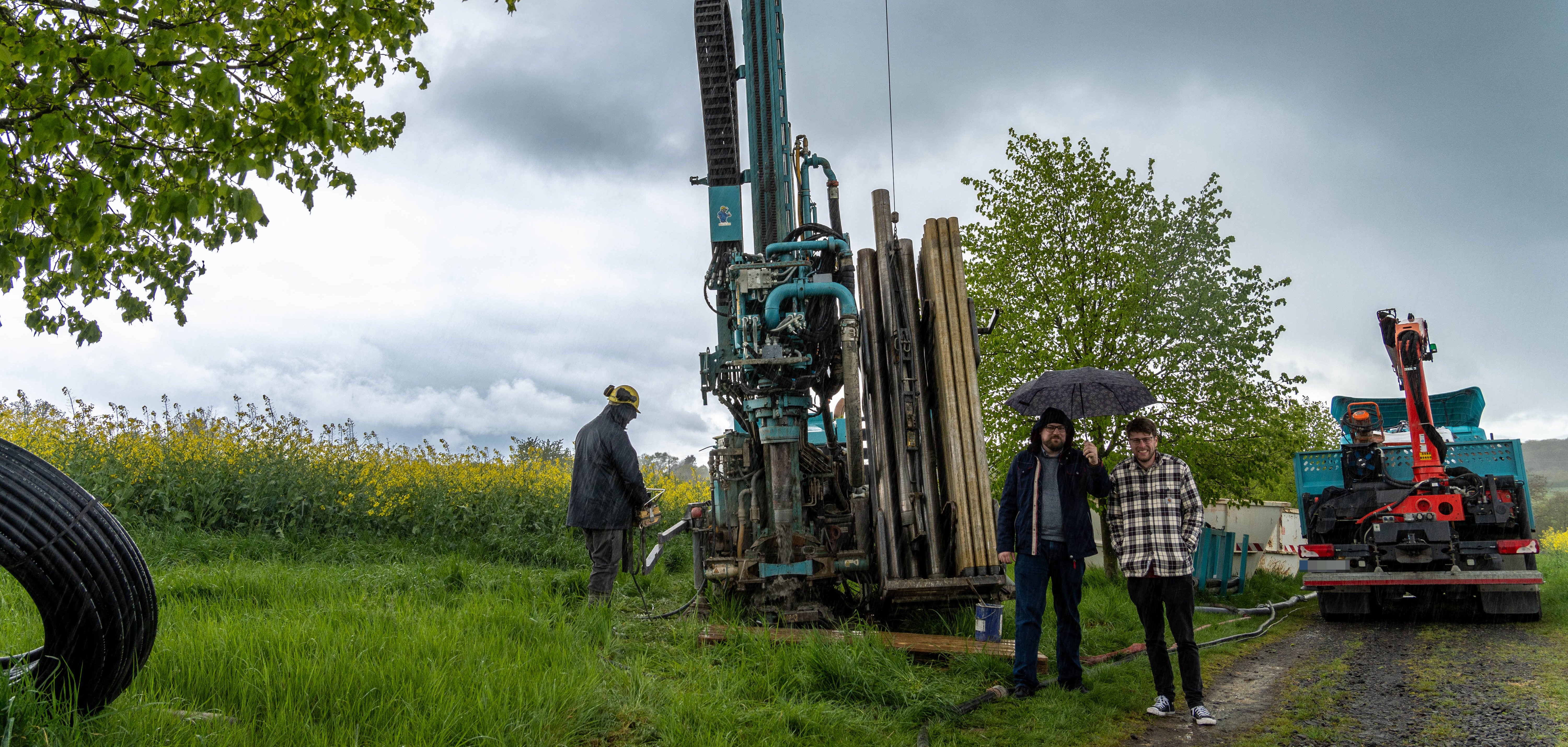 Ein Fachunternehmen war Mitte April 2024 damit beschäftigt, am Rande des geplanten Neubaugebiets „Auf der Folkendell“ in Boppard-Buchholz zwei Probebohrungen vorzunehmen für die künftige Wärmeversorgung des Neubaugebiets. Dort entsteht ein Kaltes Nahwärmenetz. Vor Ort machen sich ein Bild von den Arbeiten: Der Klimaschutzmanager der Stadt Boppard, Dominik Nachtsheim (2. von rechts), und Jonas Rechtsteiner (rechts) von der Energieagentur Rheinland-Pfalz. 