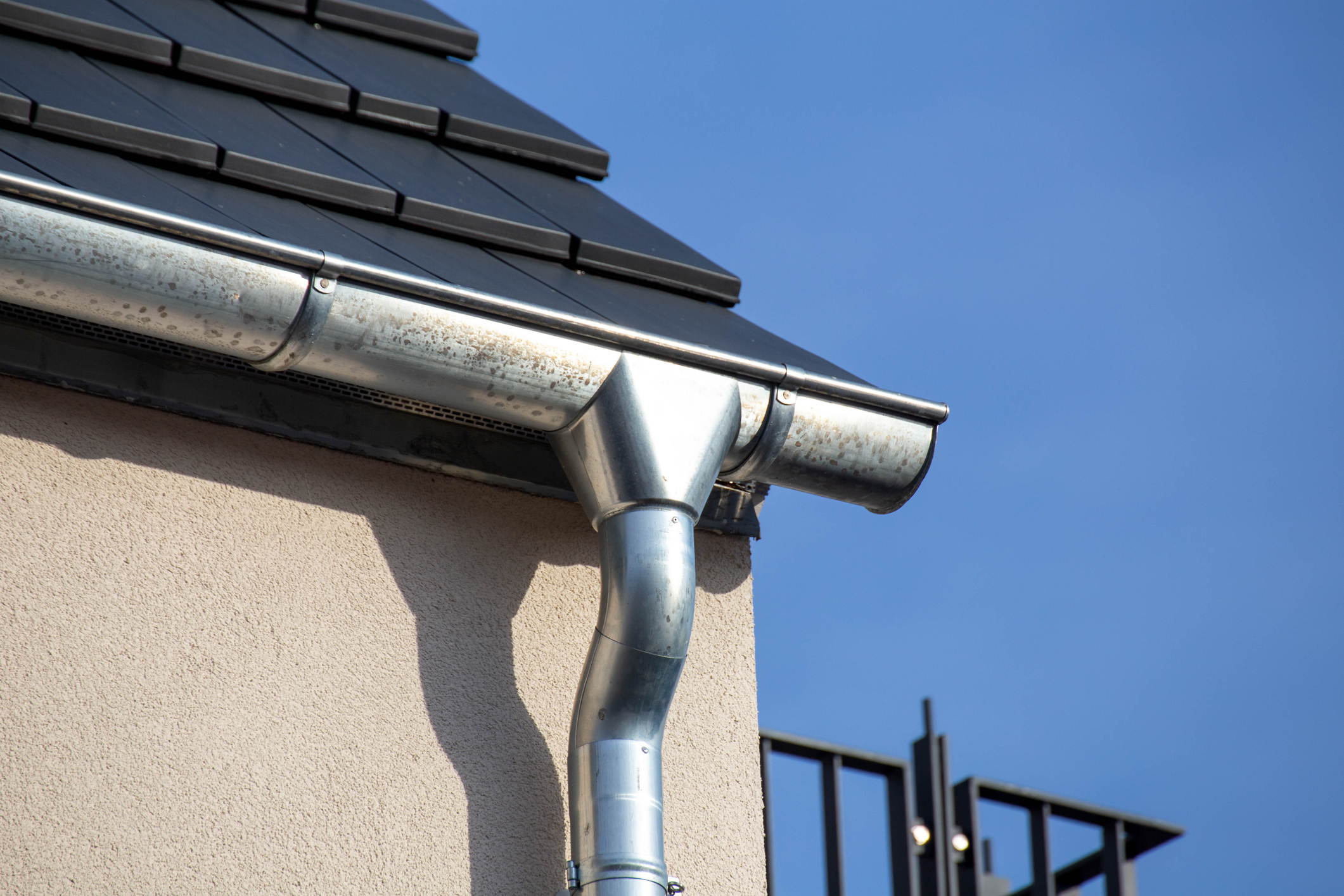 Nach einer gezielten Benebelung der Kanalabschnitte tritt der Nebel wieder aus - mit dieser Methode lassen sich Fehlanschlüsse am Regenwasserkanal oder am Schmutzwasserkanal feststellen. Sollte Niederschlagswasser aus Hof- und/oder Dachflächen am Kanal angeschlossen sein, kann dieser Nebel auch zusätzlich aus den Dachfallrohren entweichen.