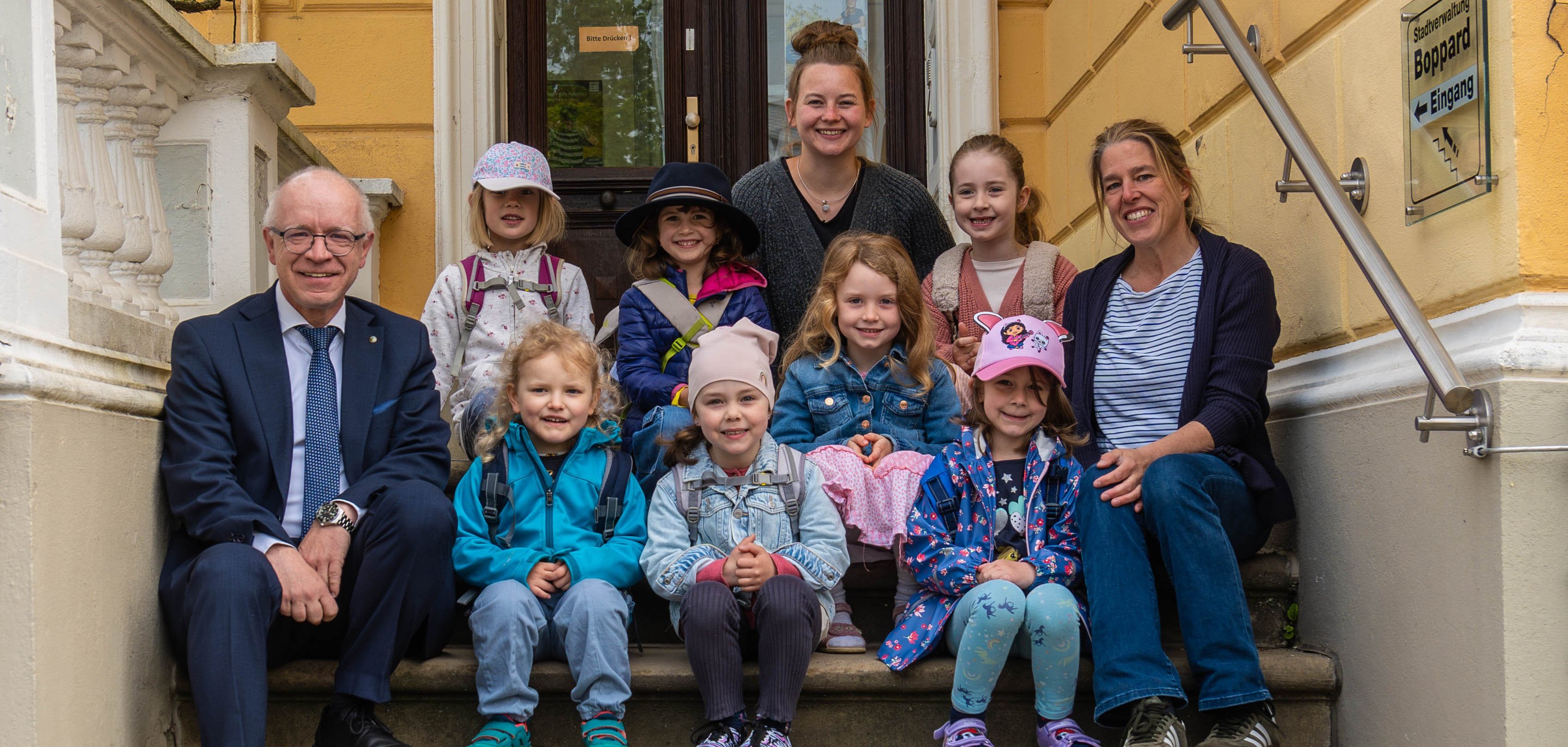 Wie es als Bürgermeister im Amt ist und welche Aufgaben anfallen, darüber informierte sich das Kinderparlament der Kita „Kleines Abenteuer“ aus Boppard-Buchholz vor Ort. Sie durften sogar den Hut des Bürgermeisters anprobieren. Gemeinsam mit ihren Erzieherinnen Svenja Härter und Marijke Petershans besuchten die Kinder Boppards Bürgermeister Jörg Haseneier und die Mitarbeiterinnen und Mitarbeiter der Stadtverwaltung. 