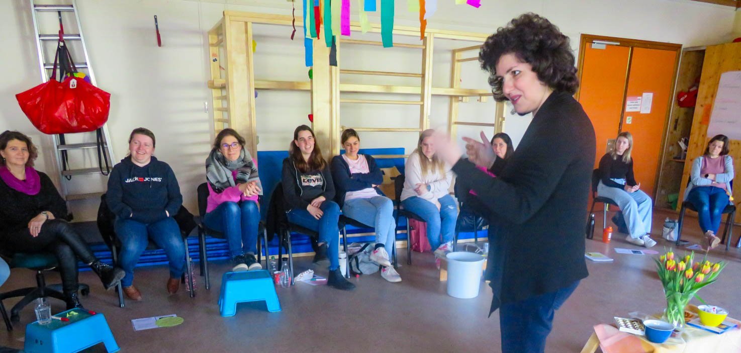 Um sich intensiver mit der Pädagogik Janusz Korczaks auseinanderzusetzen, hatte die Kindertagesstätte Abenteuerland Prof. Dr. Irit Wyrobnik von der Hochschule Koblenz eingeladen, die einen Vortrag über die Pädagogik des polnischen Pioniers der Kinderrechte hielt. 