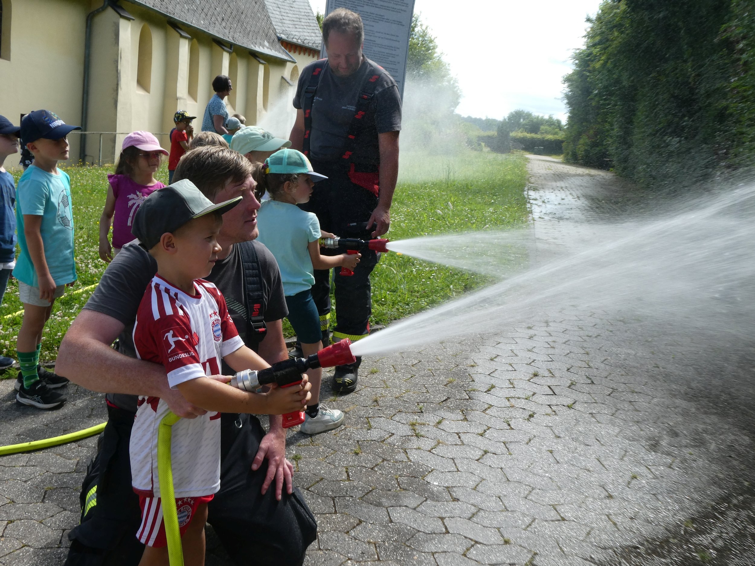 Beim Besuch der Feuerwehr in der Bewegungs-Kindertagesstätte in Weiler durften die Vorschulkinder bei Löschübungen auch selbst Hand anlegen.