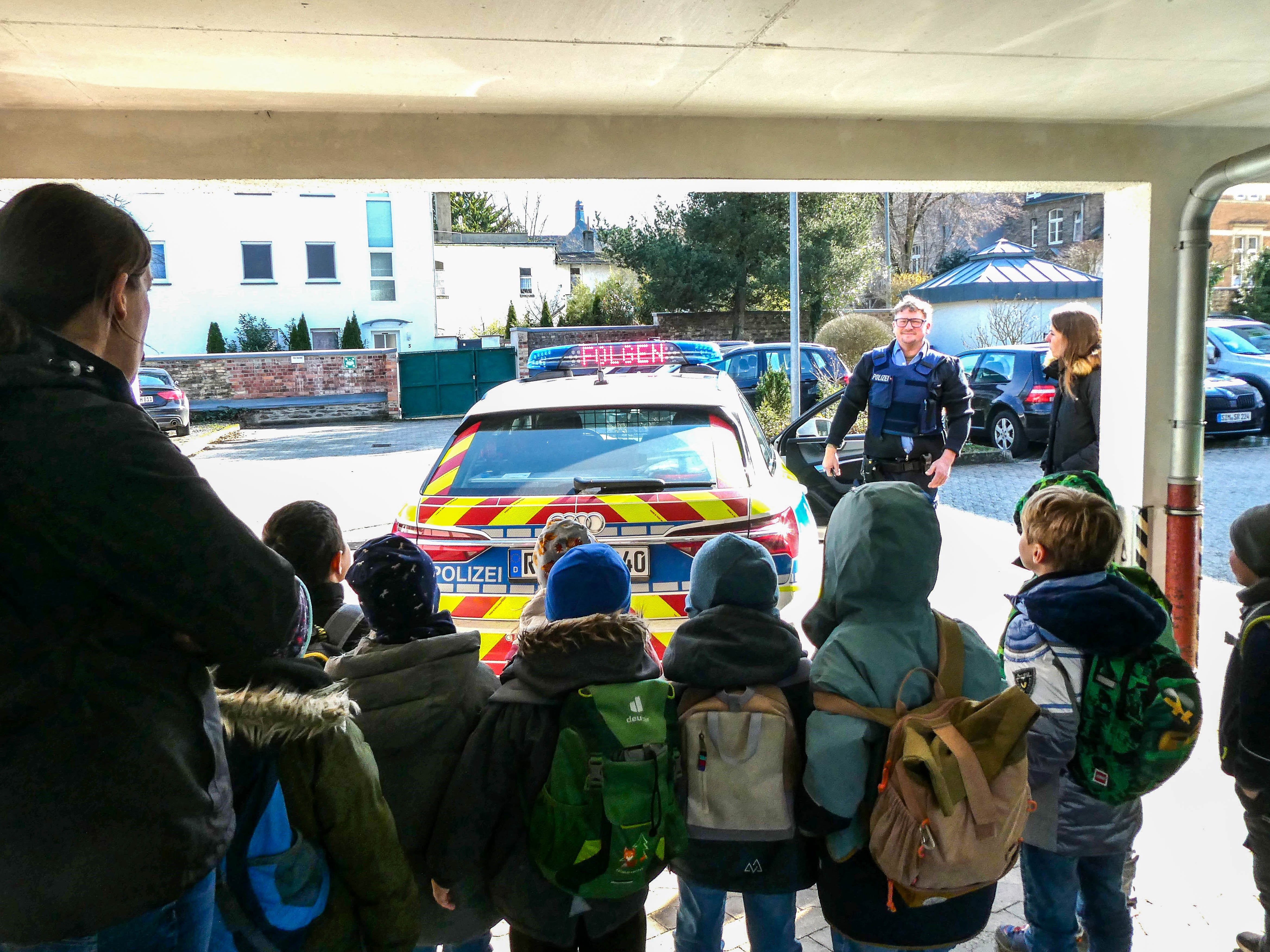 Die Vorschulkinder der Kita Weiler haben die Polizeiinspektion Boppard besucht und durften dabei auch die Polizeiautos und deren Ausstattung genauer in Augenschein nehmen.