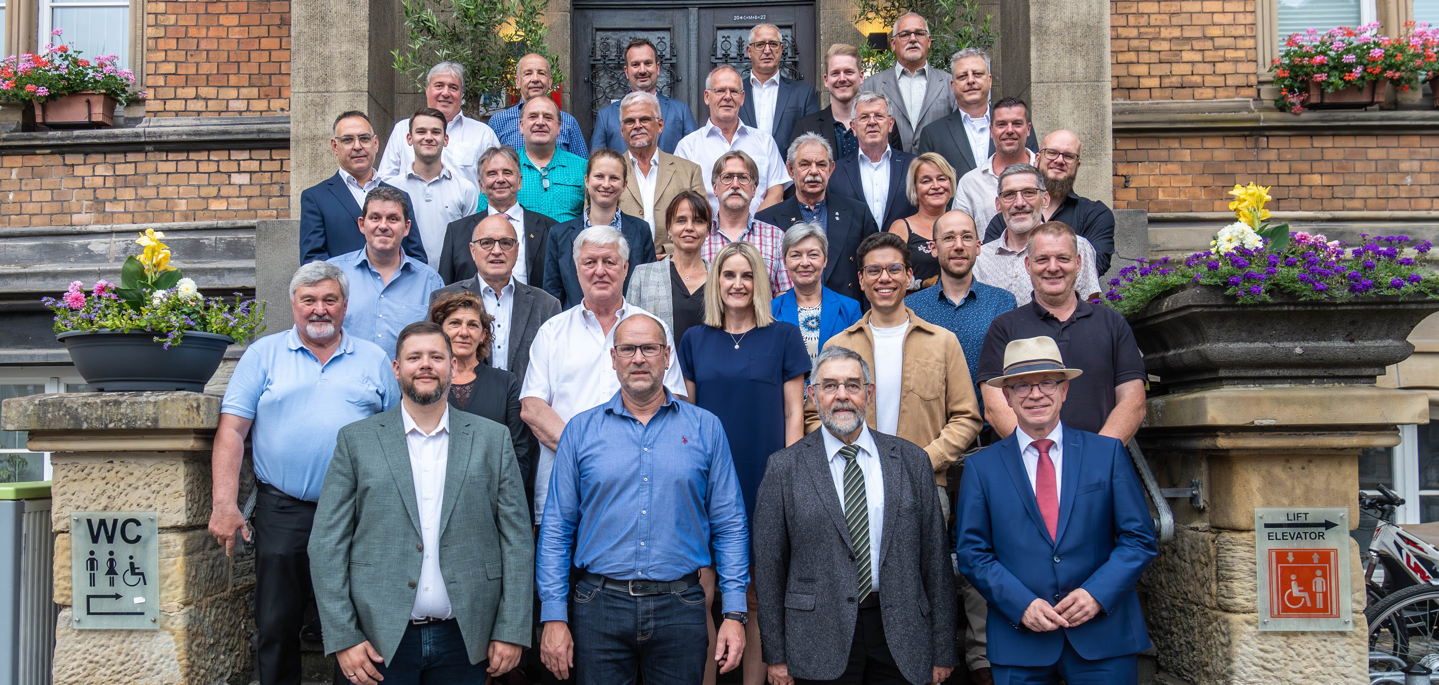 Der neu konstituierte Stadtrat Boppard mit (untere Reihe, von rechts) Bürgermeister Jörg Haseneier, dem Ersten Beigeordneten Helmut Zinndorf und sowie den Beigeordneten Jörg Puth und Kevin Windheuser. 