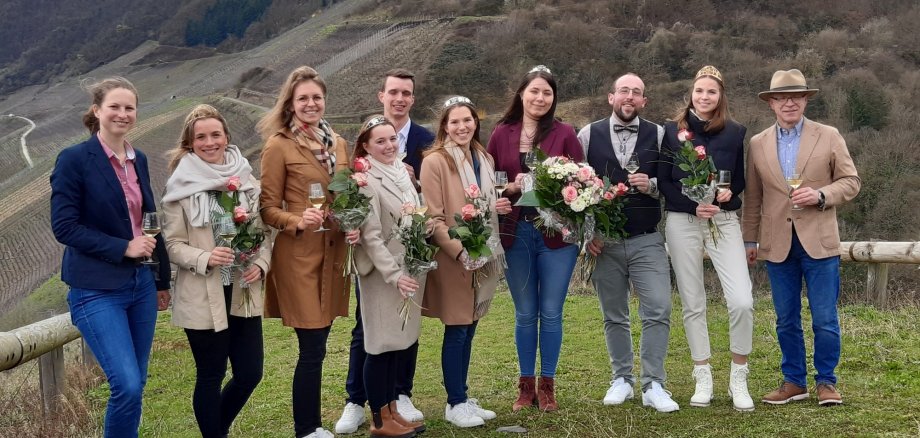 Das Foto an der Mandelsteinhütte zeigt (von links) die stellvertretende Bopparder Ortsvorsteherin Alexa Bach, die deutsche Weinprinzessin Jessica Himmelsbach, die deutsche Weinkönigin Eva Brockmann, Mittelrhein-Weinprinzessin Hannah Roos, Mittelrhein-Weinprinz Felix Kahl, Mittelrhein-Weinkönigin Julia Lambrich, die frisch gekrönte Bopparder Weinkönigin Viktoria I., Mittelrhein-Weinprinz Gero Schüler, die deutsche Weinprinzessin Lea Baßler und Boppards Bürgermeister Jörg Haseneier. 