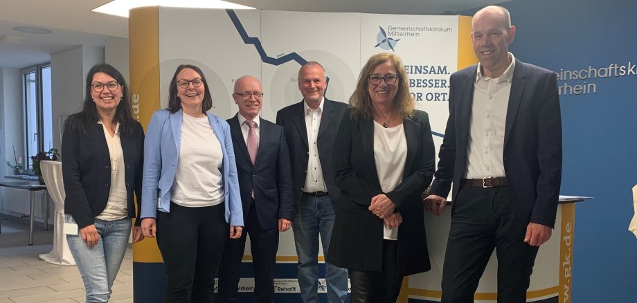 Beim Info-Nachmittag unter dem Titel "Medizin hautnah" waren im Heilig-Geist-Krankenhaus Boppard anwesend (von links) Natalia Yarova, Stellvertretende Vorsitzende des Betriebsrats Krankenhaus Heilig Geist Boppard,  Alexandra Kiauk, Kaufmännische Direktorin Krankenhaus Heilig Geist Boppard und Ev. Stift Koblenz, Boppards Bürgermeister Jörg Haseneier, Ferdinand Benner, erster stellvertretender Vorsitzender des Vorstands der Stiftungen Hospital zum Heiligen Geist und Seniorenhaus zum Heiligen Geist, Bärbel Friedrich, Vorsitzende des Betriebsrats Krankenhaus Heilig Geist Boppard, Landrat Volker Boch.