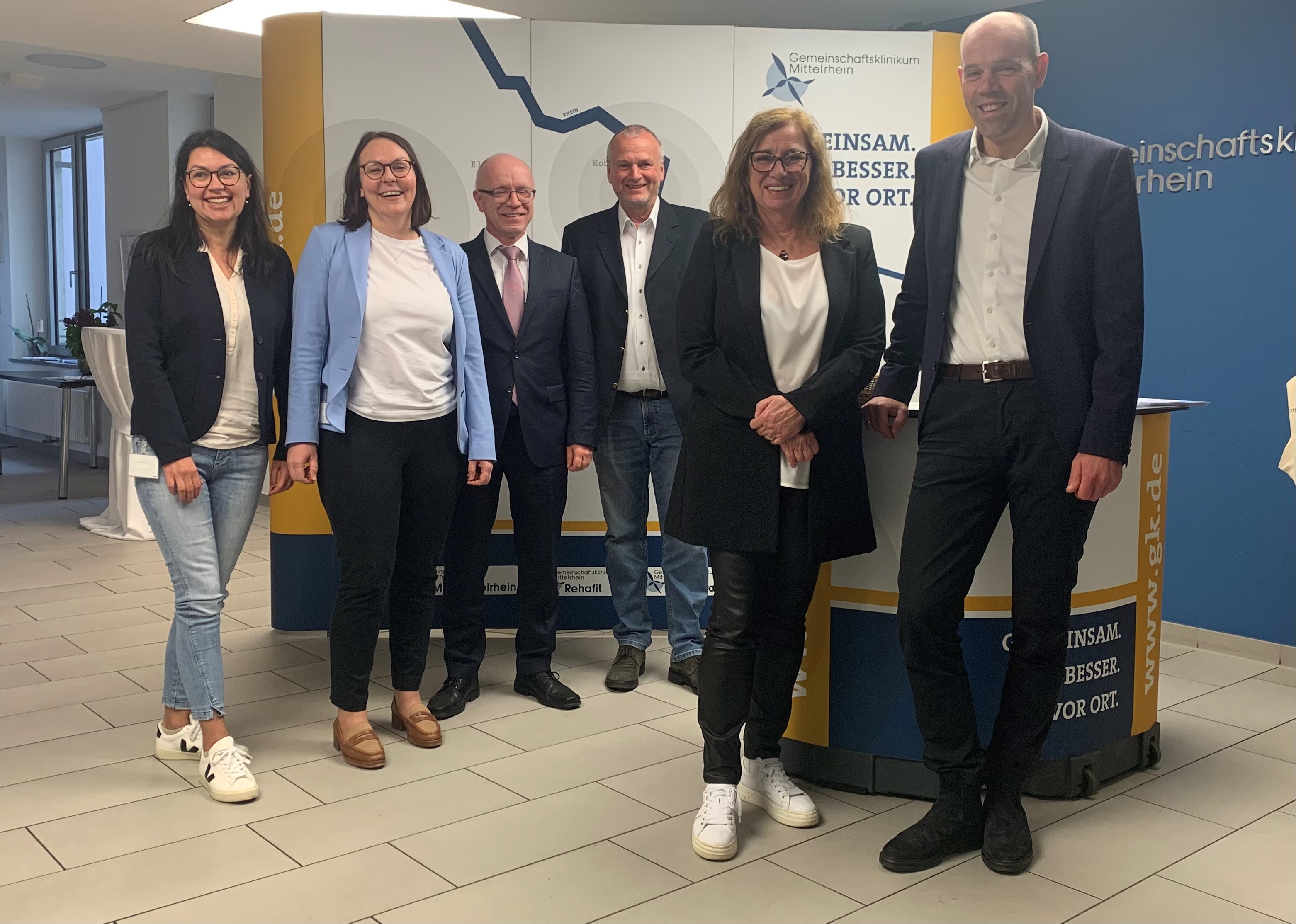 Beim Info-Nachmittag unter dem Titel "Medizin hautnah" waren im Heilig-Geist-Krankenhaus Boppard anwesend (von links) Natalia Yarova, Stellvertretende Vorsitzende des Betriebsrats Krankenhaus Heilig Geist Boppard,  Alexandra Kiauk, Kaufmännische Direktorin Krankenhaus Heilig Geist Boppard und Ev. Stift Koblenz, Boppards Bürgermeister Jörg Haseneier, Ferdinand Benner, erster stellvertretender Vorsitzender des Vorstands der Stiftungen Hospital zum Heiligen Geist und Seniorenhaus zum Heiligen Geist, Bärbel Friedrich, Vorsitzende des Betriebsrats Krankenhaus Heilig Geist Boppard, Landrat Volker Boch.