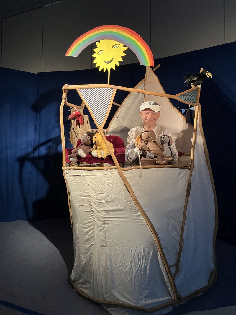 Manfred Künster war mit seinem Figuren-Theater zu Gast in Oppenhausen bei der naturnahen Kita-Winkelholzbande und zeigte das Stück „Oh wie schön ist Panama“. 