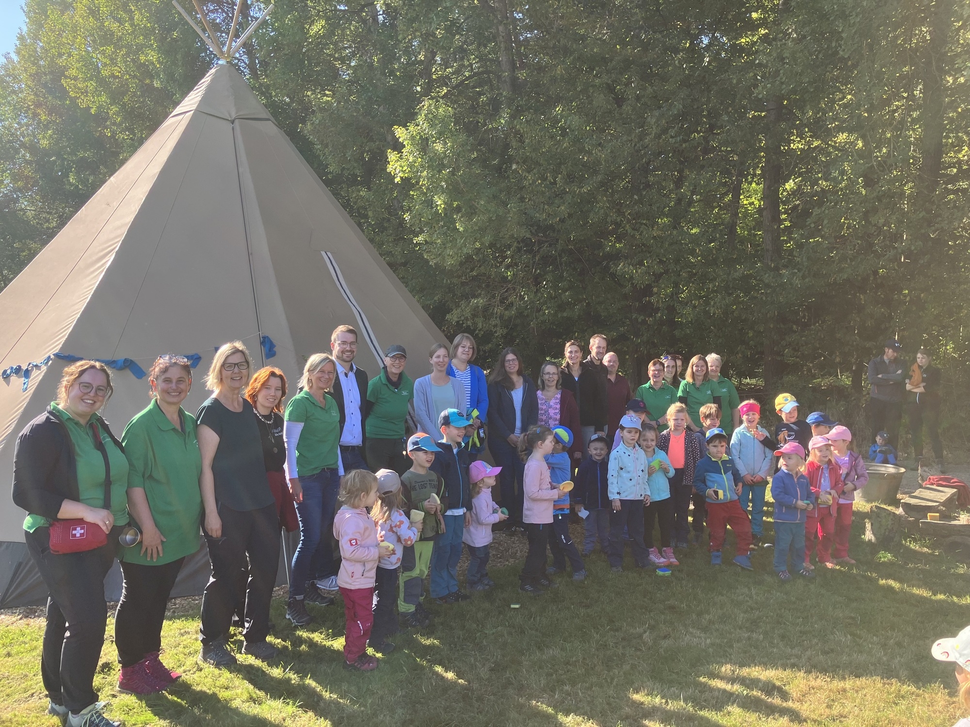 Mit dem letzten warmen und sonnigen Wochenende im September fand das große Einweihungsfest des neuen Ganzjahreszeltes statt. 